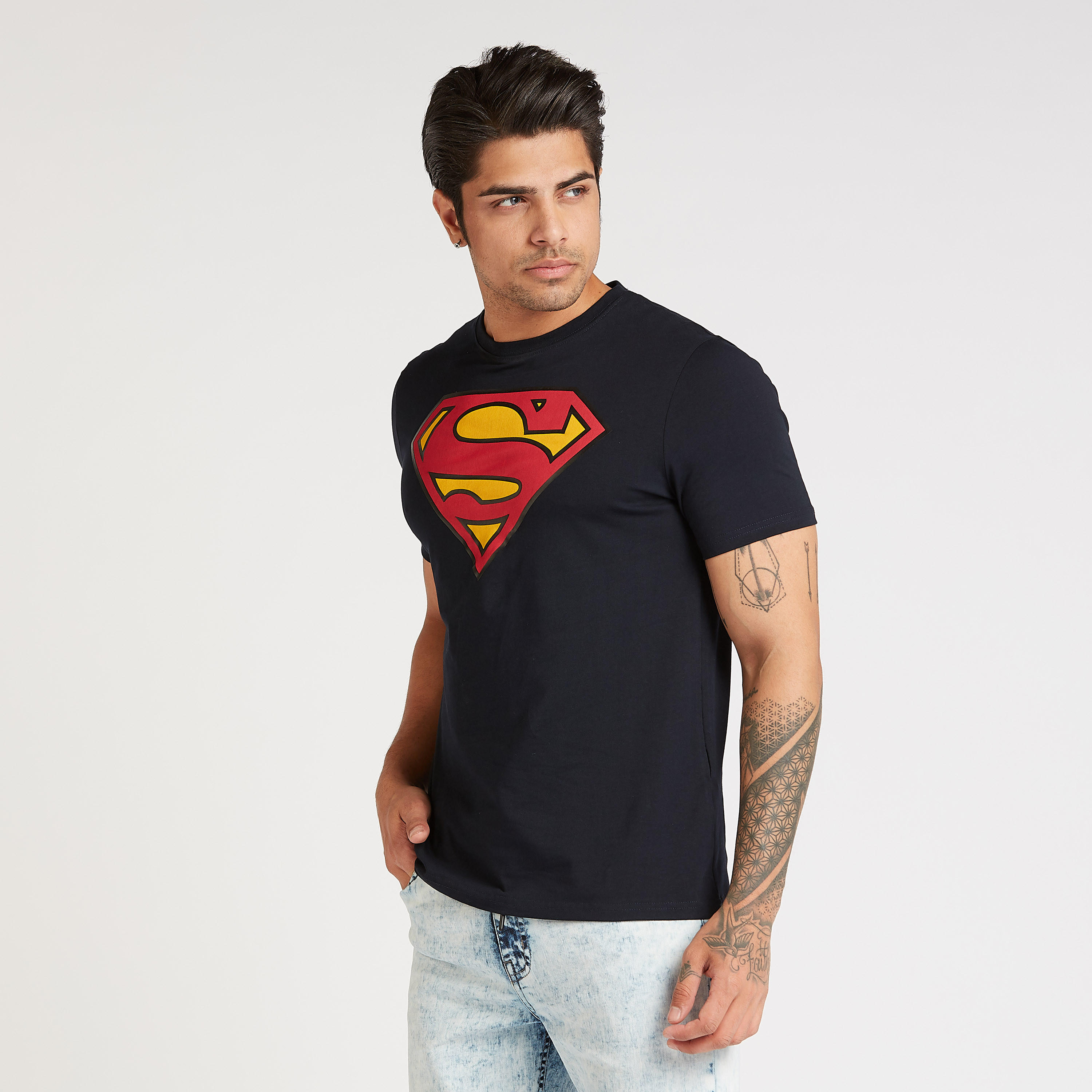 تيشيرت سليم بياقة ضيقة وأكمام قصيرة وطبعات سوبرمان-men-clothing-tshirtsandpolos-tshirts-image-1
