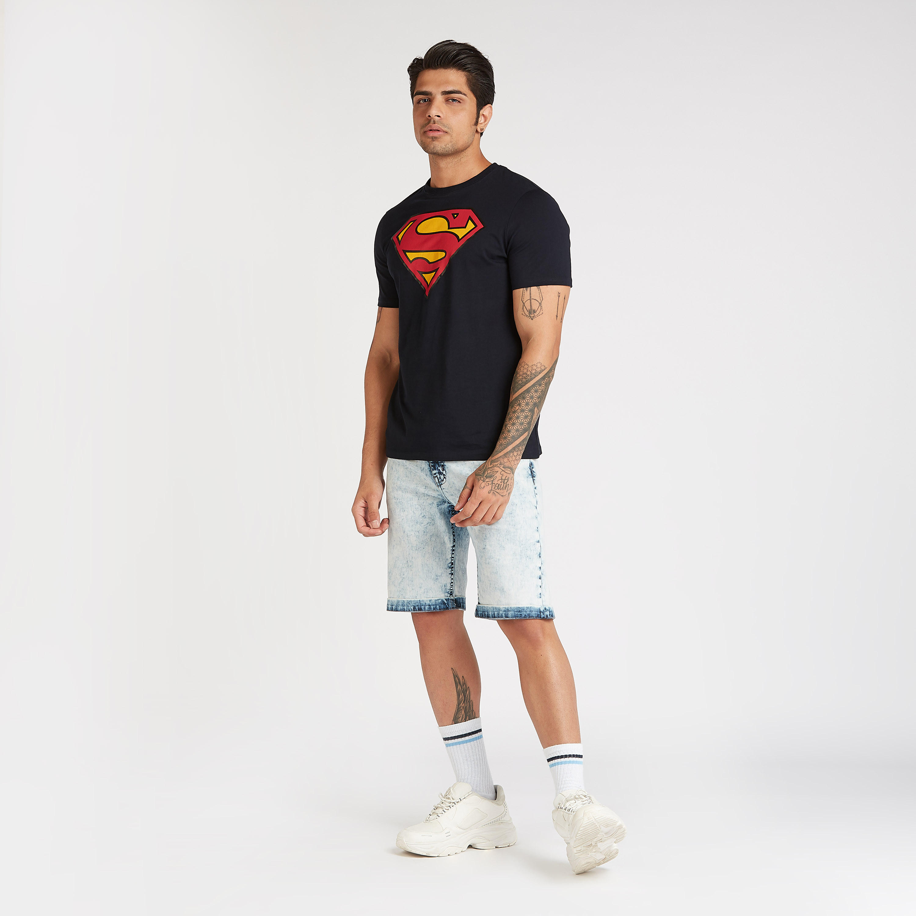 تيشيرت سليم بياقة ضيقة وأكمام قصيرة وطبعات سوبرمان-men-clothing-tshirtsandpolos-tshirts-image-2