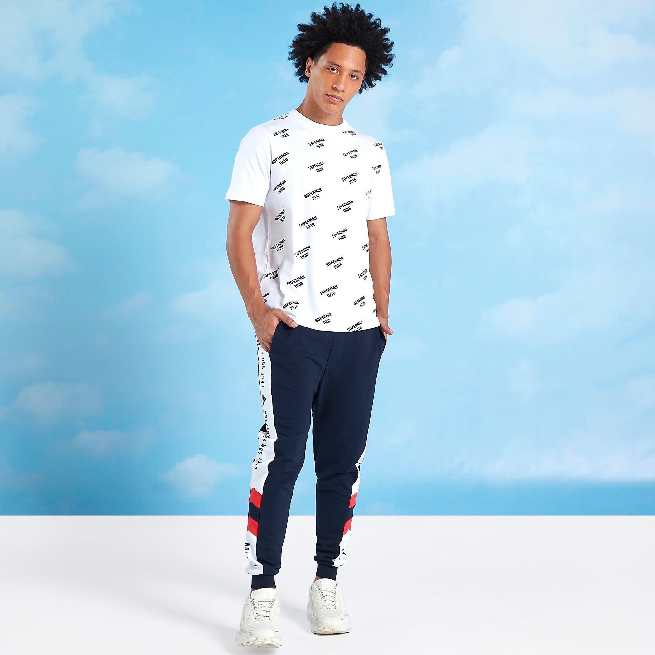 تيشيرت سليم بياقة ضيقة وأكمام قصيرة وطبعات سوبرمان-men-clothing-tshirtsandpolos-tshirts-image-2