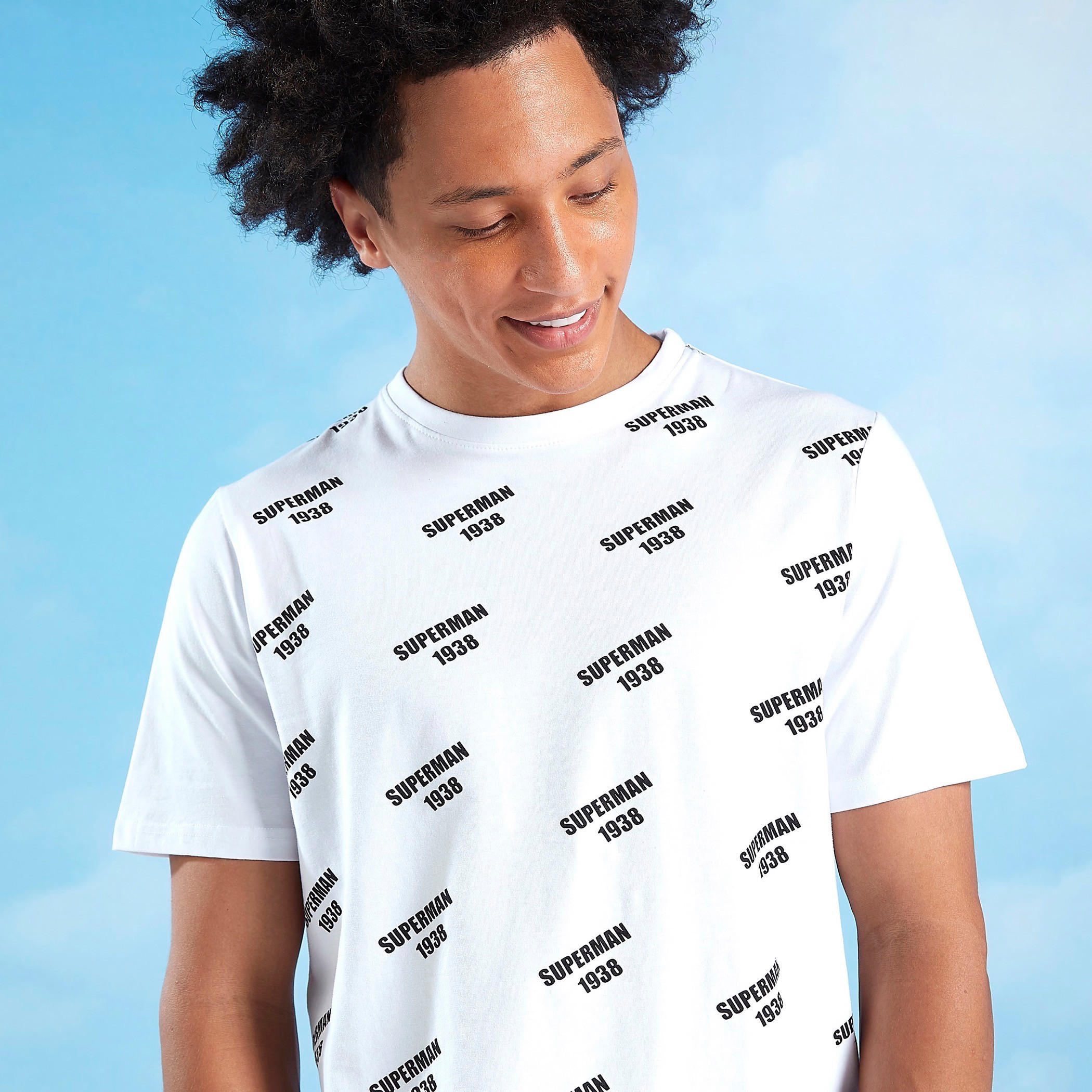 تيشيرت سليم بياقة ضيقة وأكمام قصيرة وطبعات سوبرمان-men-clothing-tshirtsandpolos-tshirts-image-3