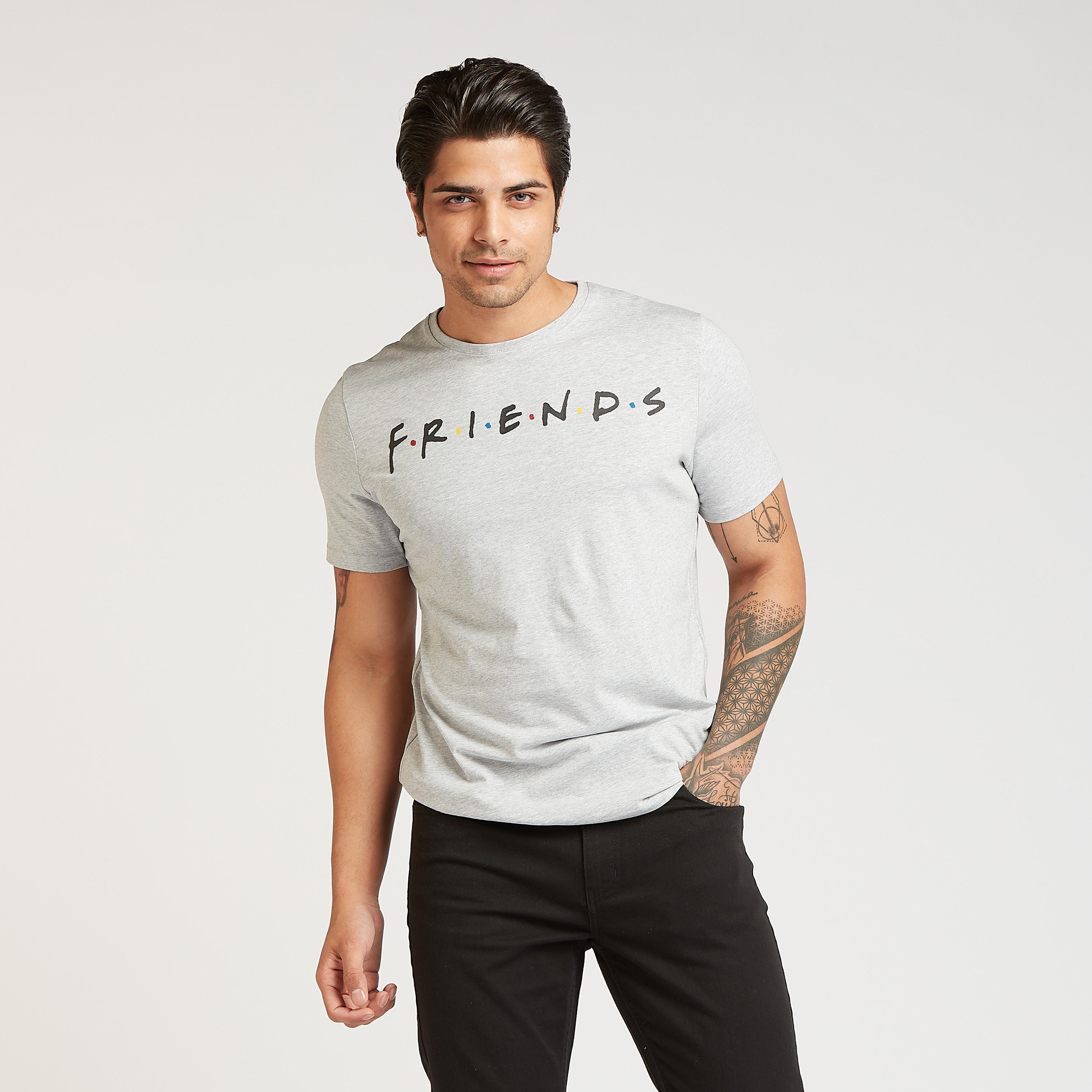 تيشيرت سليم فيت بياقة ضيّقة وأكمام قصيرة وطبعات فراندز-men-clothing-tshirtsandpolos-tshirts-image-1
