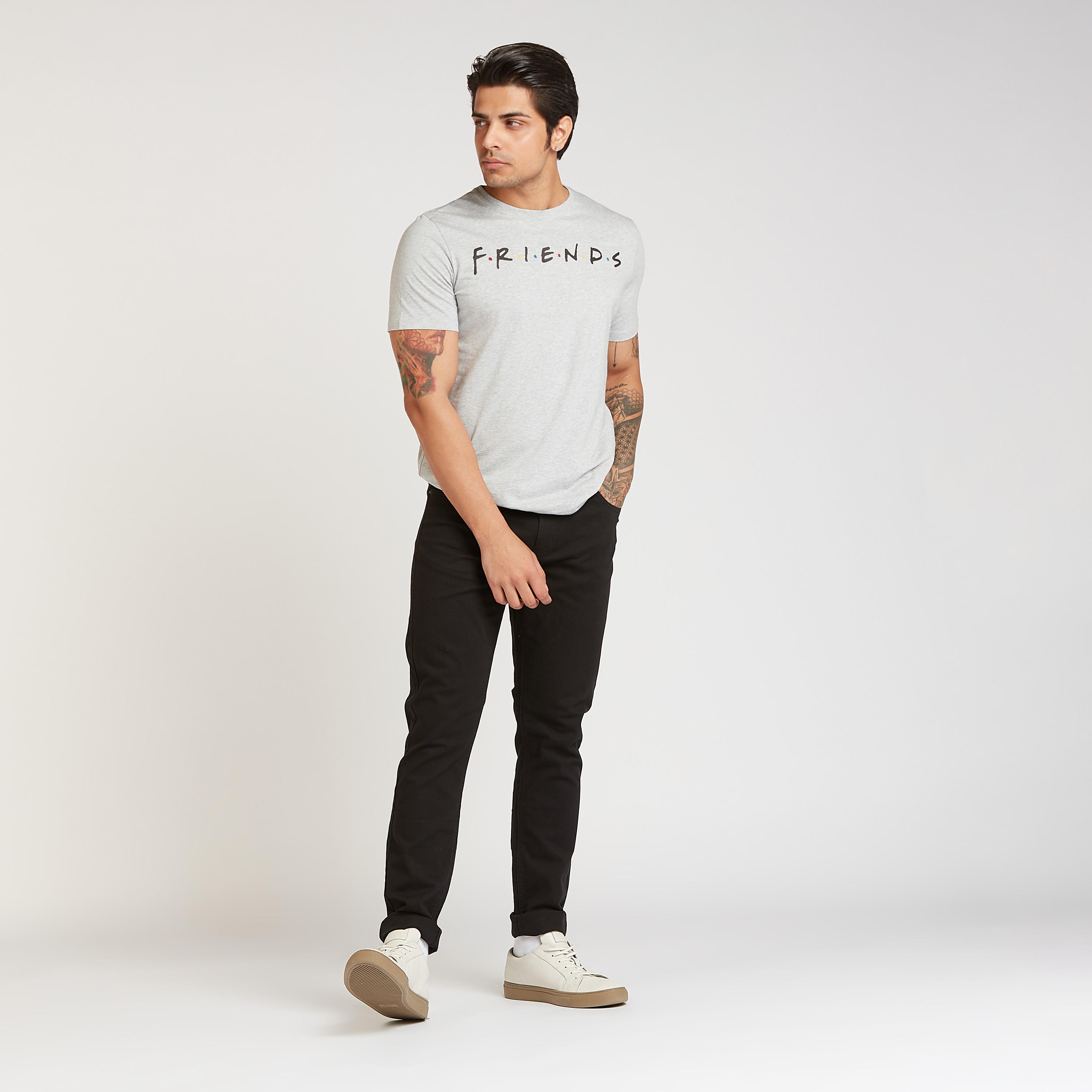 تيشيرت سليم فيت بياقة ضيّقة وأكمام قصيرة وطبعات فراندز-men-clothing-tshirtsandpolos-tshirts-image-2