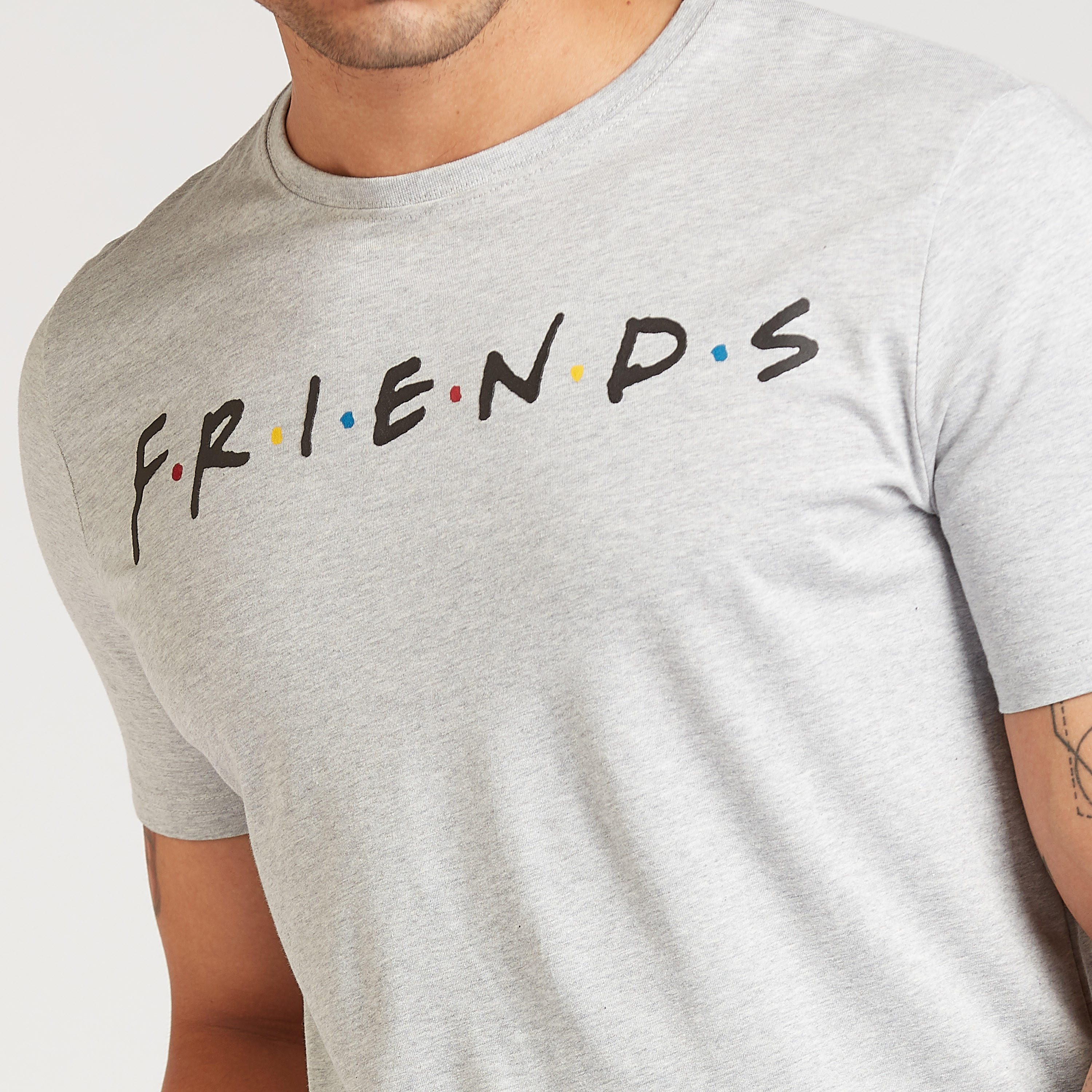 تيشيرت سليم فيت بياقة ضيّقة وأكمام قصيرة وطبعات فراندز-men-clothing-tshirtsandpolos-tshirts-image-3