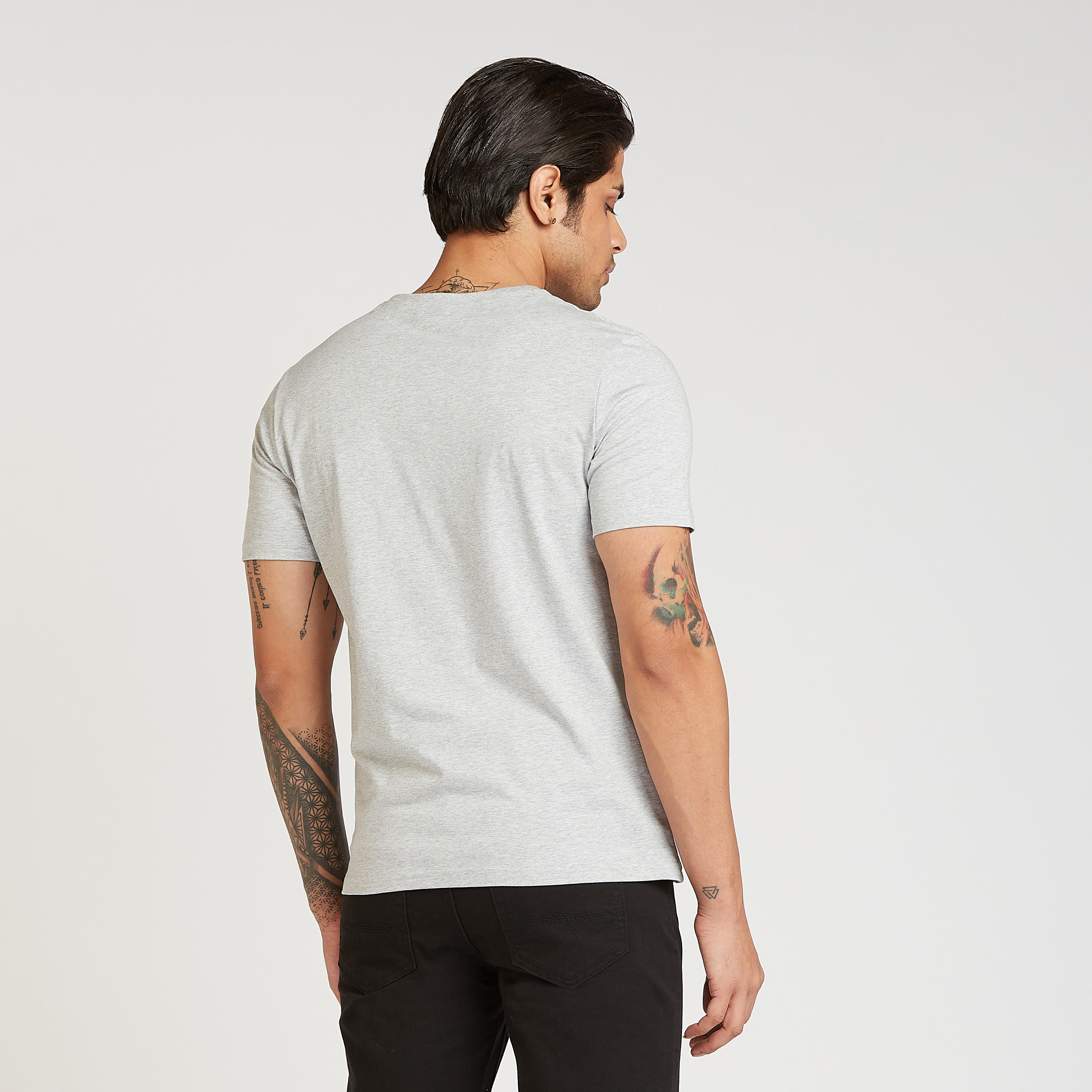 تيشيرت سليم فيت بياقة ضيّقة وأكمام قصيرة وطبعات فراندز-men-clothing-tshirtsandpolos-tshirts-image-4