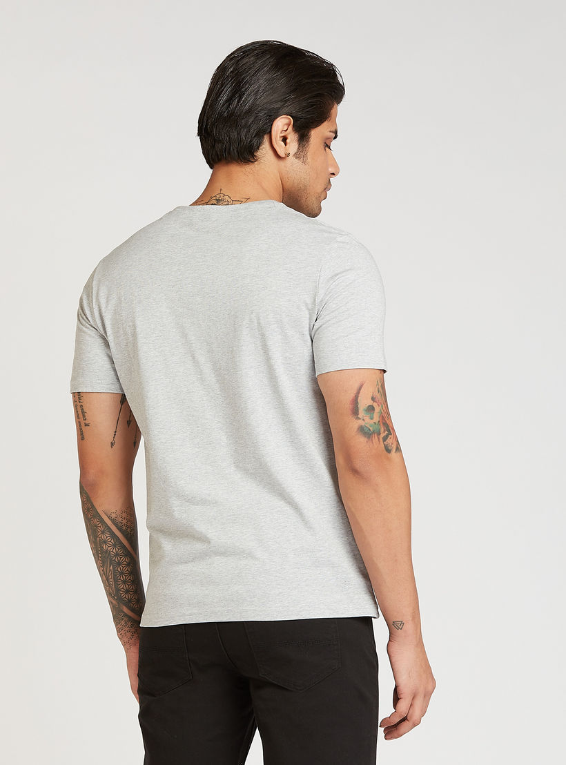 تيشيرت سليم فيت بياقة ضيّقة وأكمام قصيرة وطبعات فراندز-men-clothing-tshirtsandpolos-tshirts-image-4