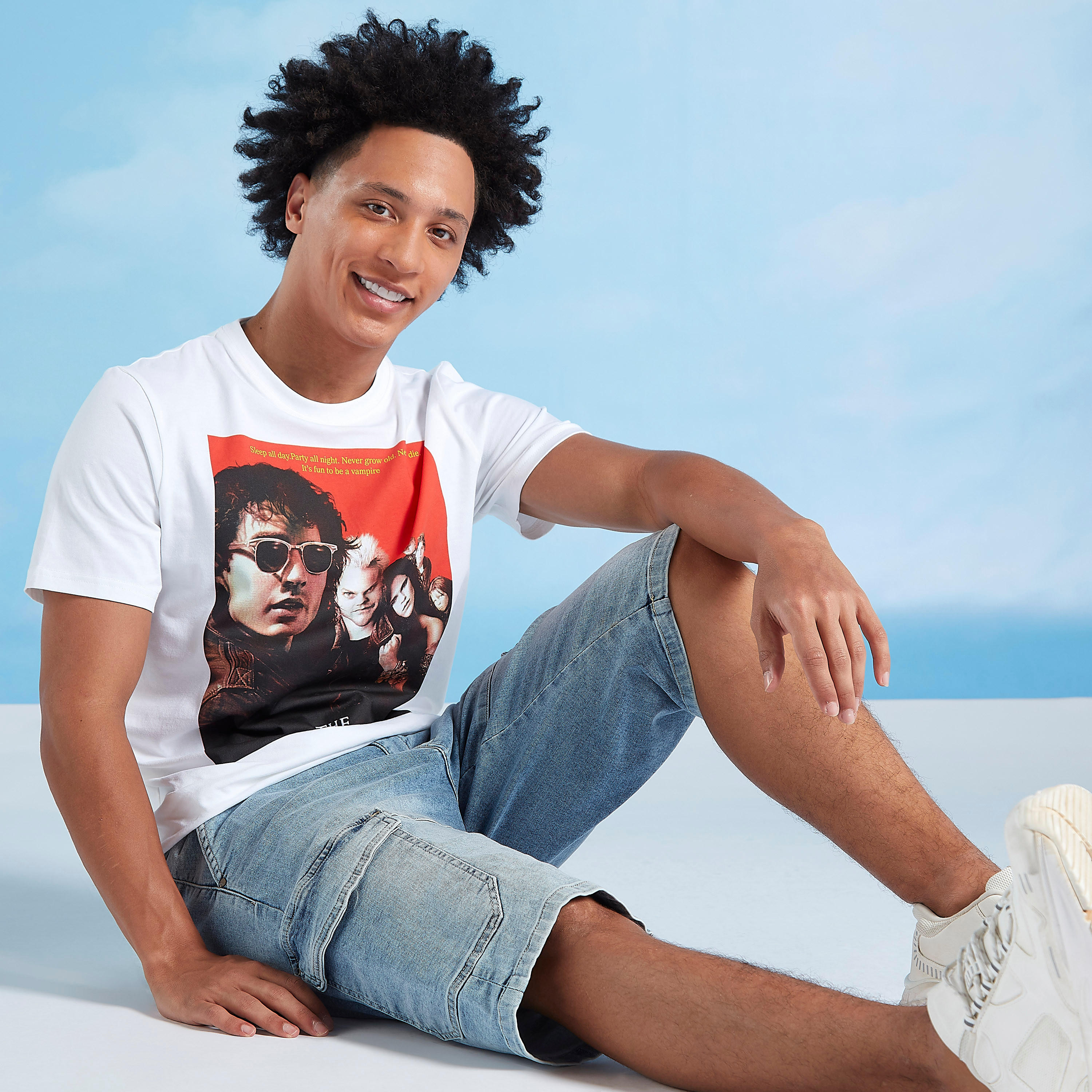تيشيرت بقصة سليم بياقة ضيقة وأكمام قصيرة بطبعات ذا لاست بويز-men-clothing-tshirtsandpolos-tshirts-image-1