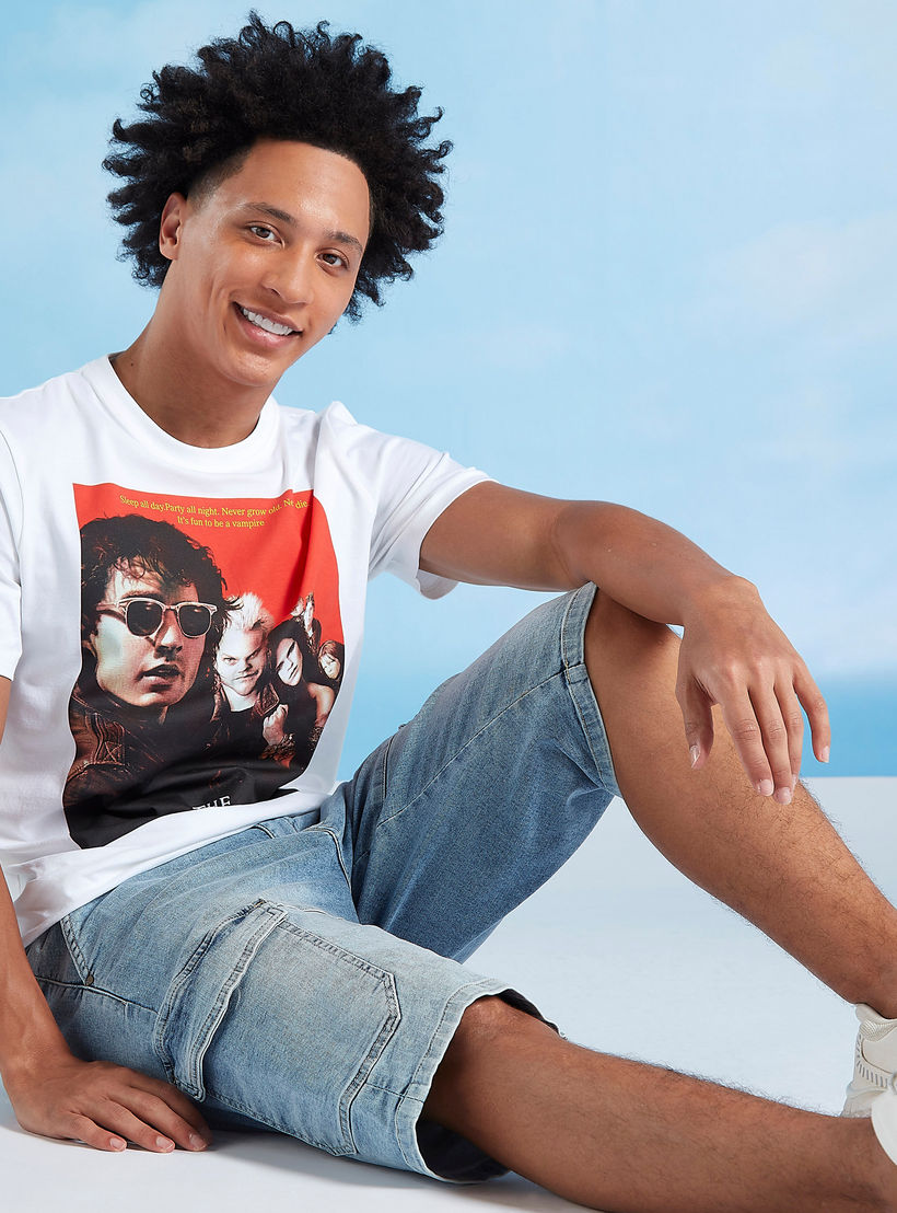 تيشيرت بقصة سليم بياقة ضيقة وأكمام قصيرة بطبعات ذا لاست بويز-men-clothing-tshirtsandpolos-tshirts-image-1
