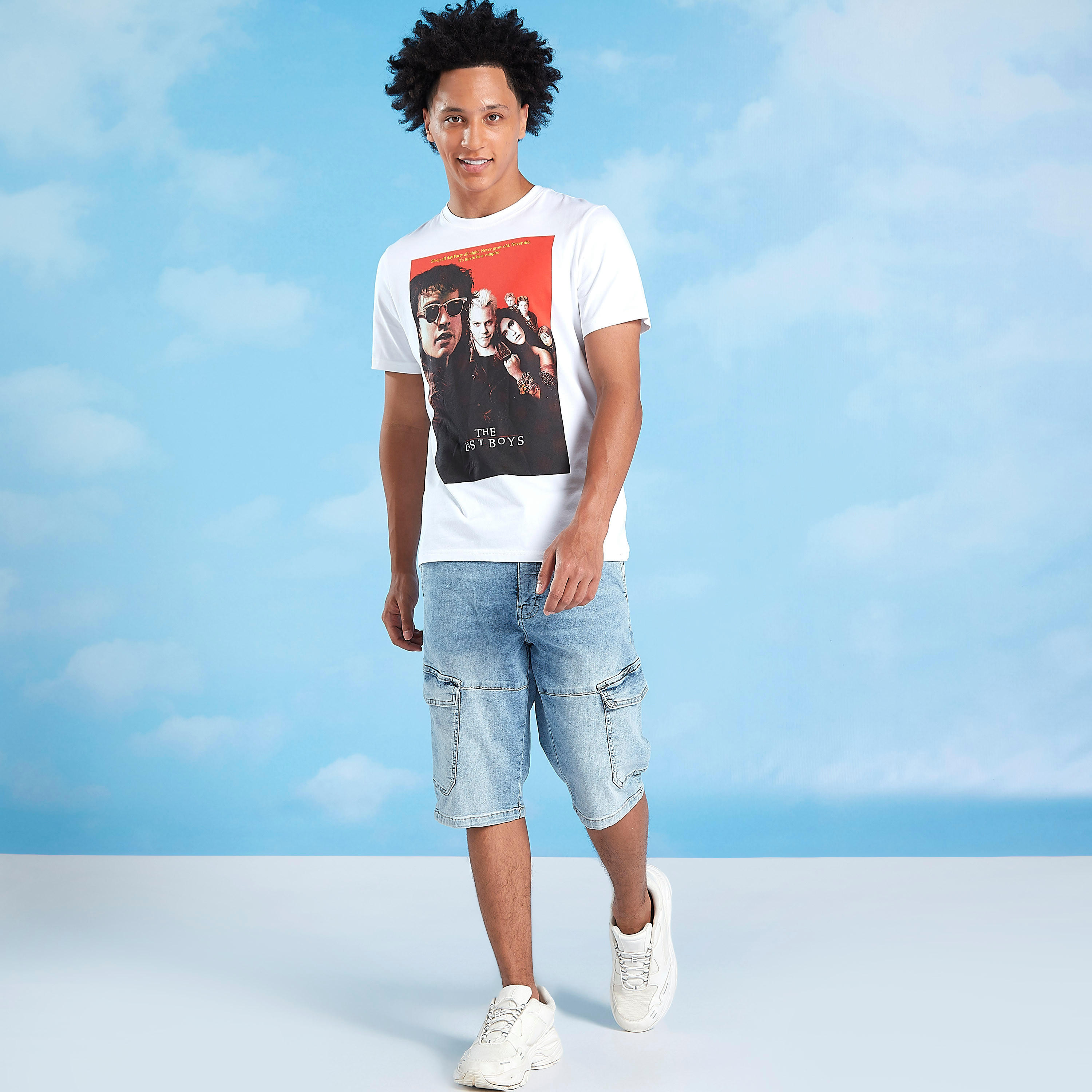 تيشيرت بقصة سليم بياقة ضيقة وأكمام قصيرة بطبعات ذا لاست بويز-men-clothing-tshirtsandpolos-tshirts-image-3