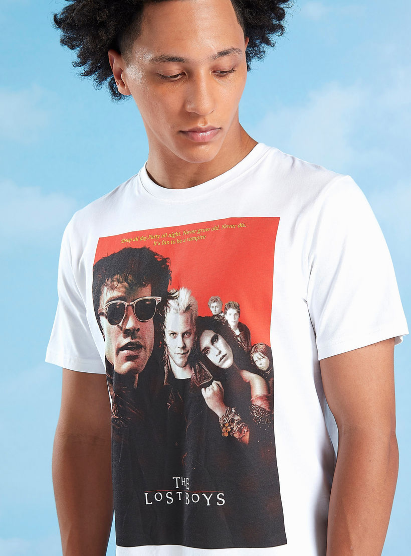 تيشيرت بقصة سليم بياقة ضيقة وأكمام قصيرة بطبعات ذا لاست بويز-men-clothing-tshirtsandpolos-tshirts-image-4