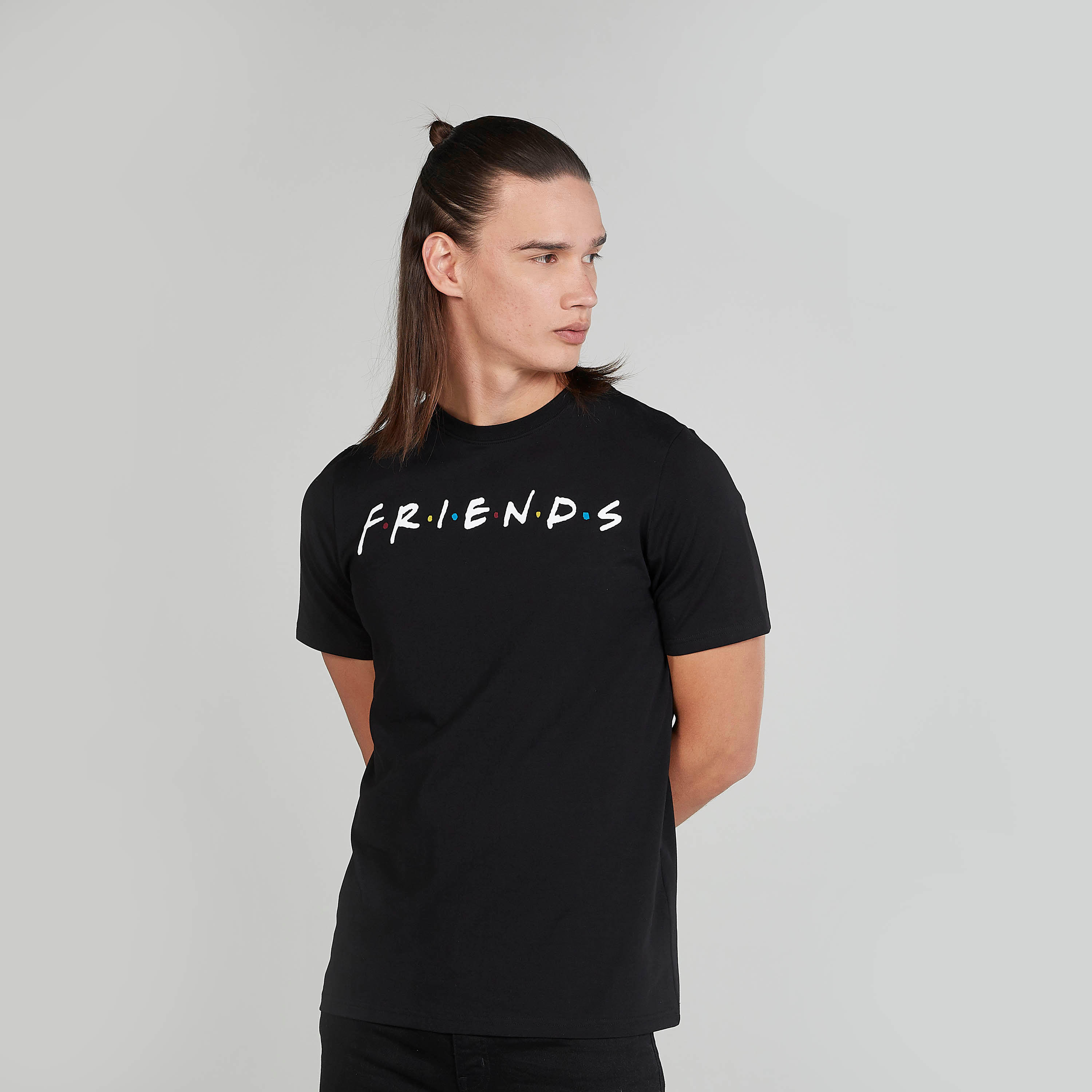 تيشيرت سليم بياقة ضيقة وأكمام قصيرة وطبعات فريندز-men-clothing-tshirtsandpolos-tshirts-image-1