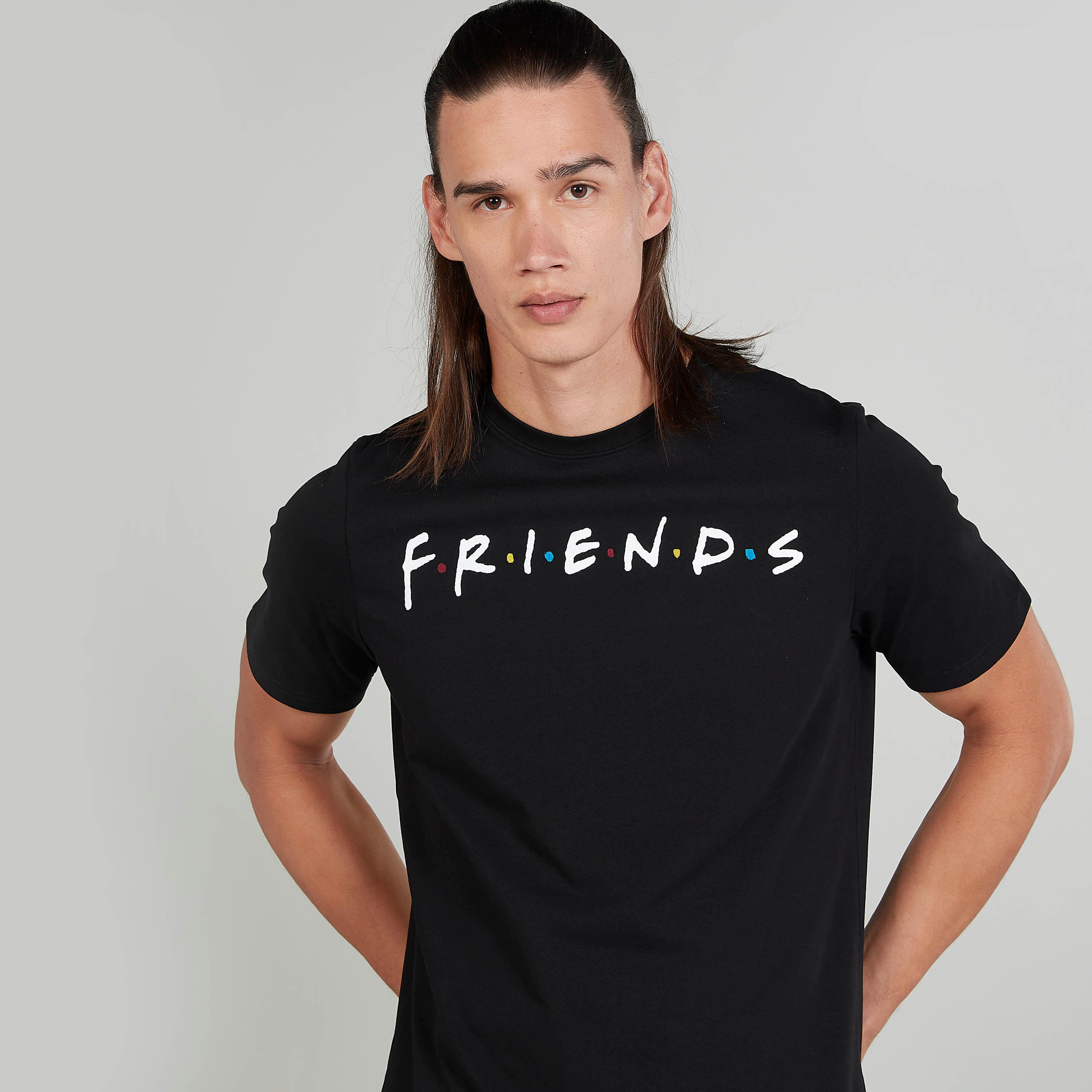 تيشيرت سليم بياقة ضيقة وأكمام قصيرة وطبعات فريندز-men-clothing-tshirtsandpolos-tshirts-image-3
