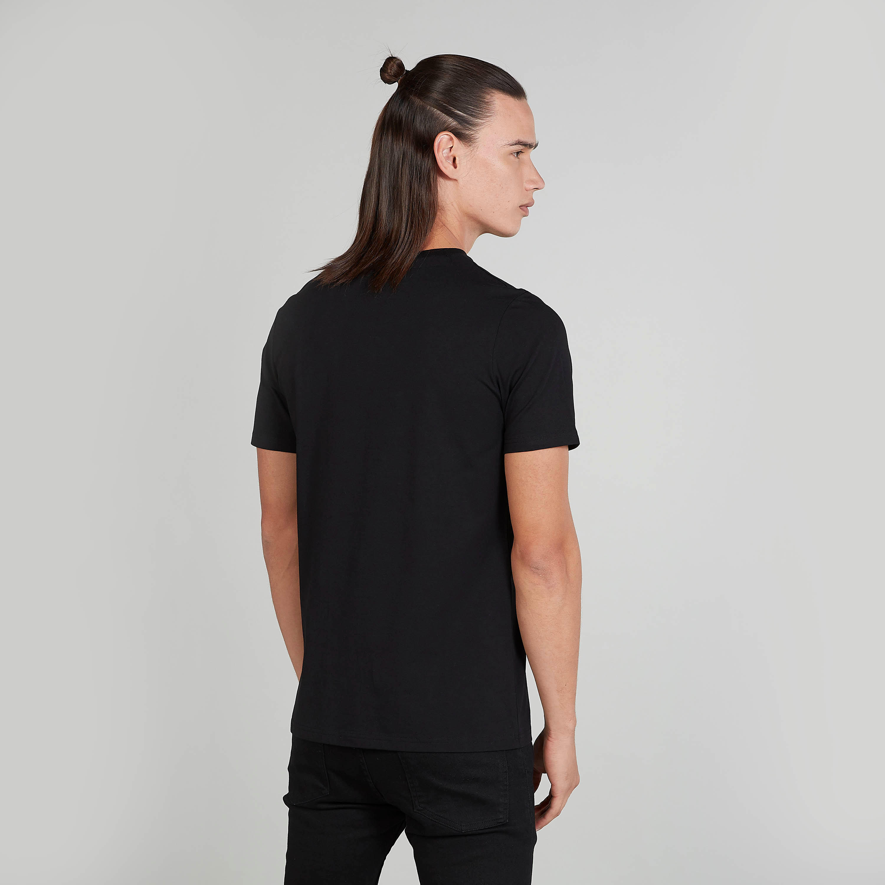 تيشيرت سليم بياقة ضيقة وأكمام قصيرة وطبعات فريندز-men-clothing-tshirtsandpolos-tshirts-image-4