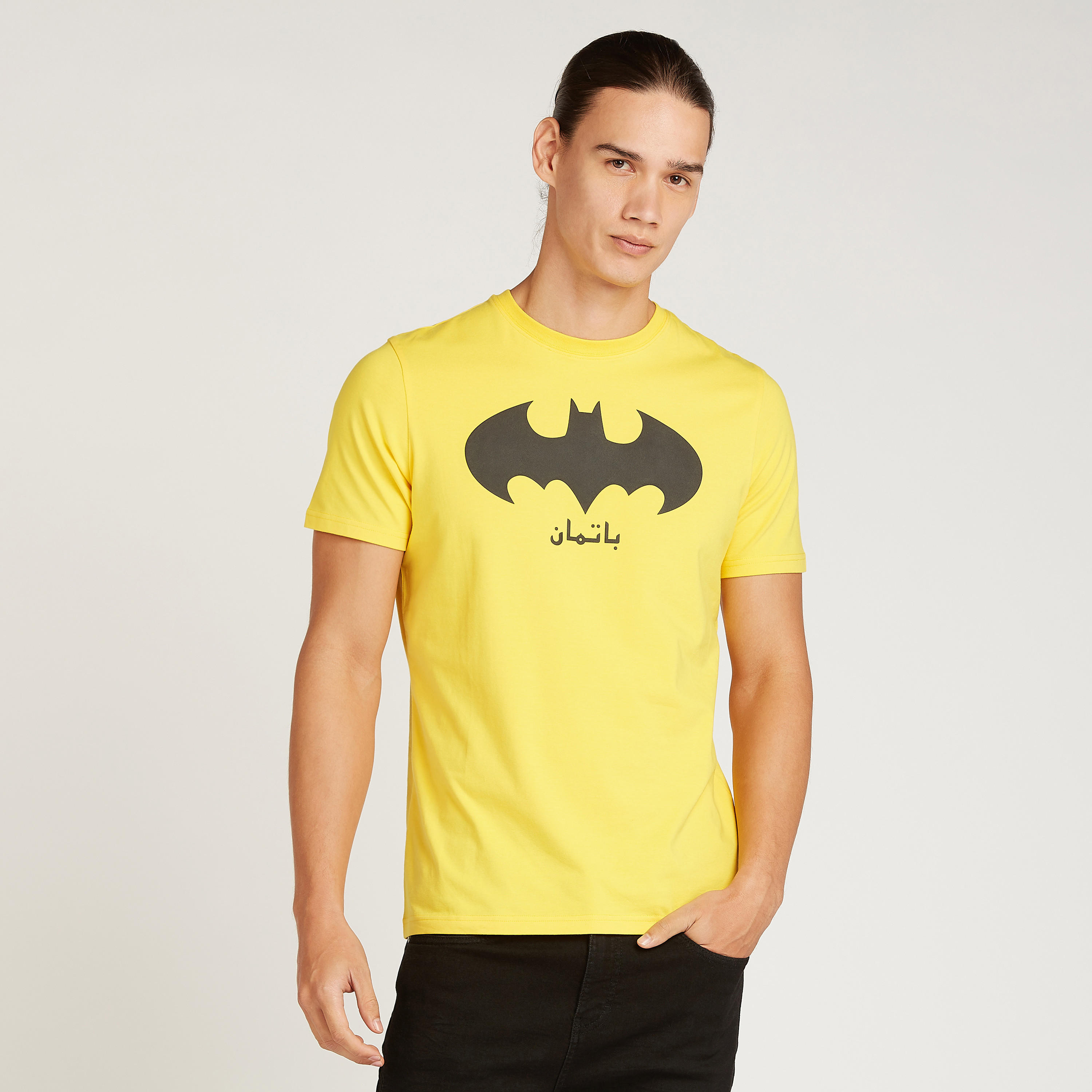 تيشيرت بقصة سليم بياقة ضيقة وأكمام قصيرة وطبعات باتمان-men-clothing-tshirtsandpolos-tshirts-image-1