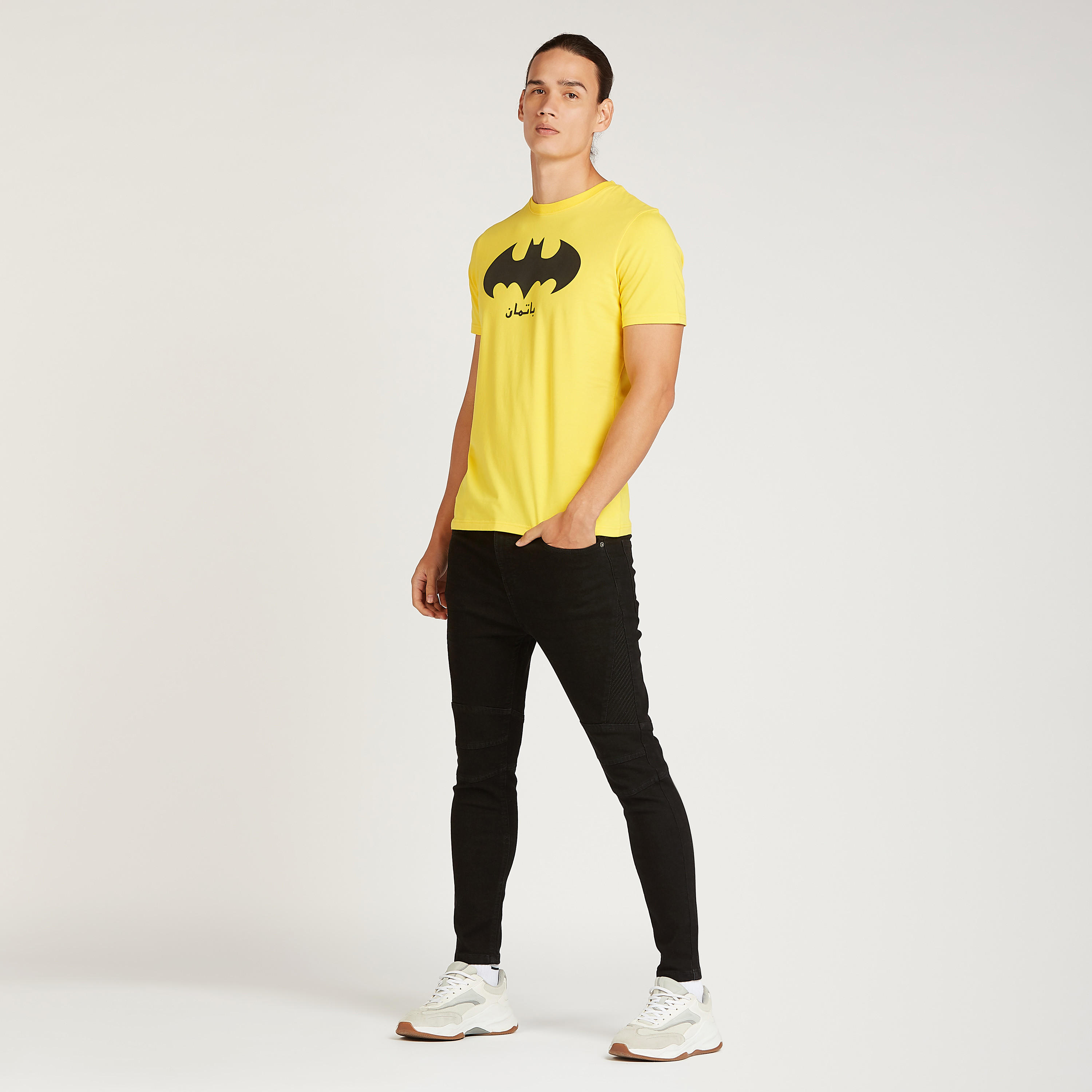 تيشيرت بقصة سليم بياقة ضيقة وأكمام قصيرة وطبعات باتمان-men-clothing-tshirtsandpolos-tshirts-image-2