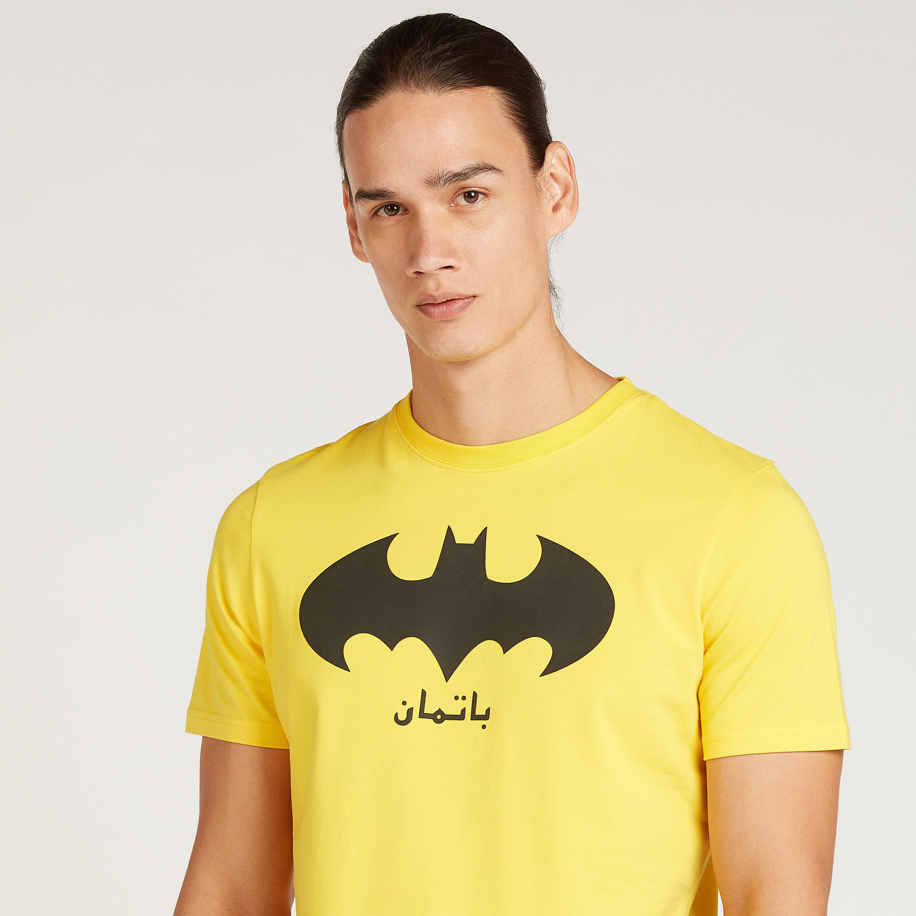 تيشيرت بقصة سليم بياقة ضيقة وأكمام قصيرة وطبعات باتمان-men-clothing-tshirtsandpolos-tshirts-image-3