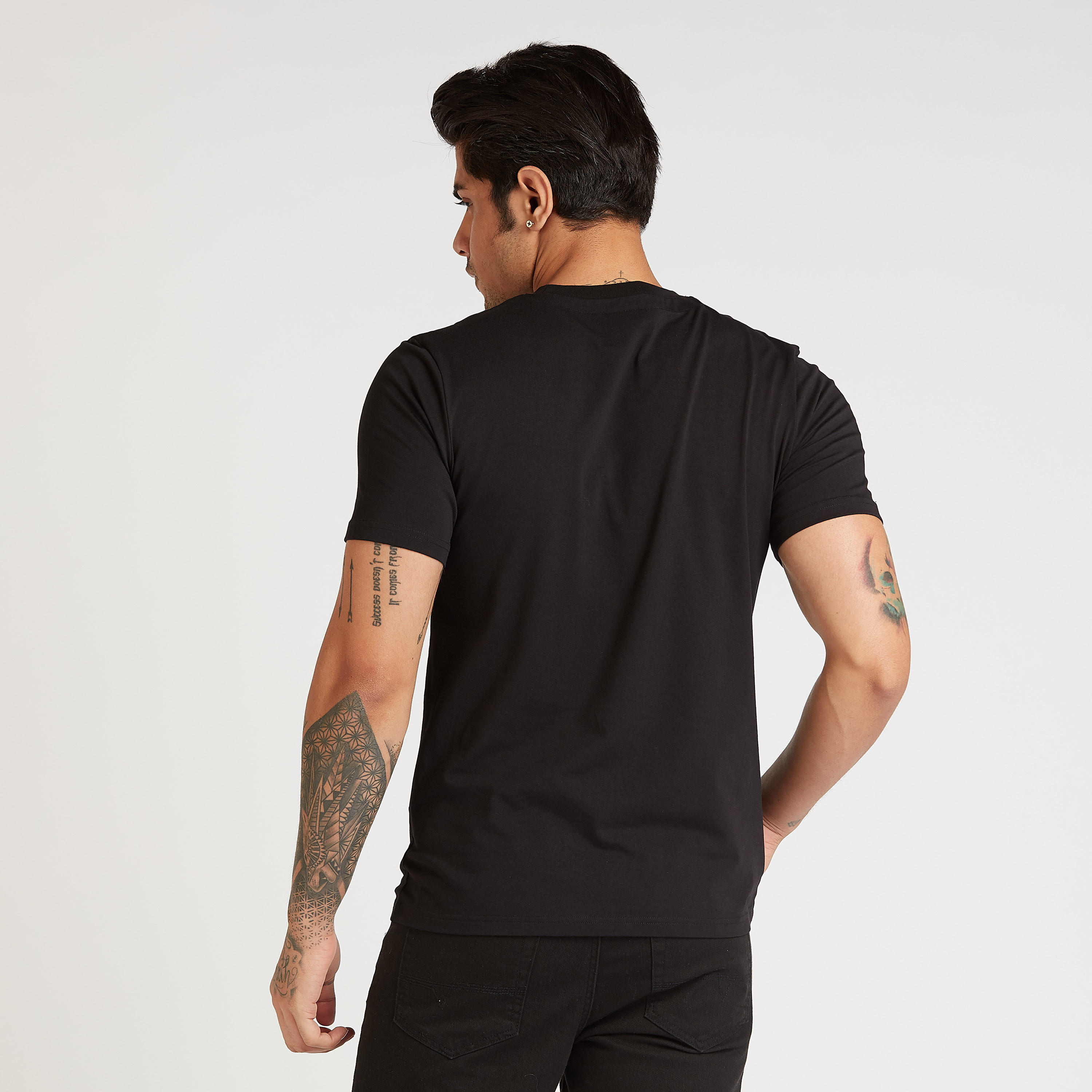 تيشيرت سليم بياقة ضيقة وأكمام قصيرة وطبعات غارفيلد-men-clothing-tshirtsandpolos-tshirts-image-4
