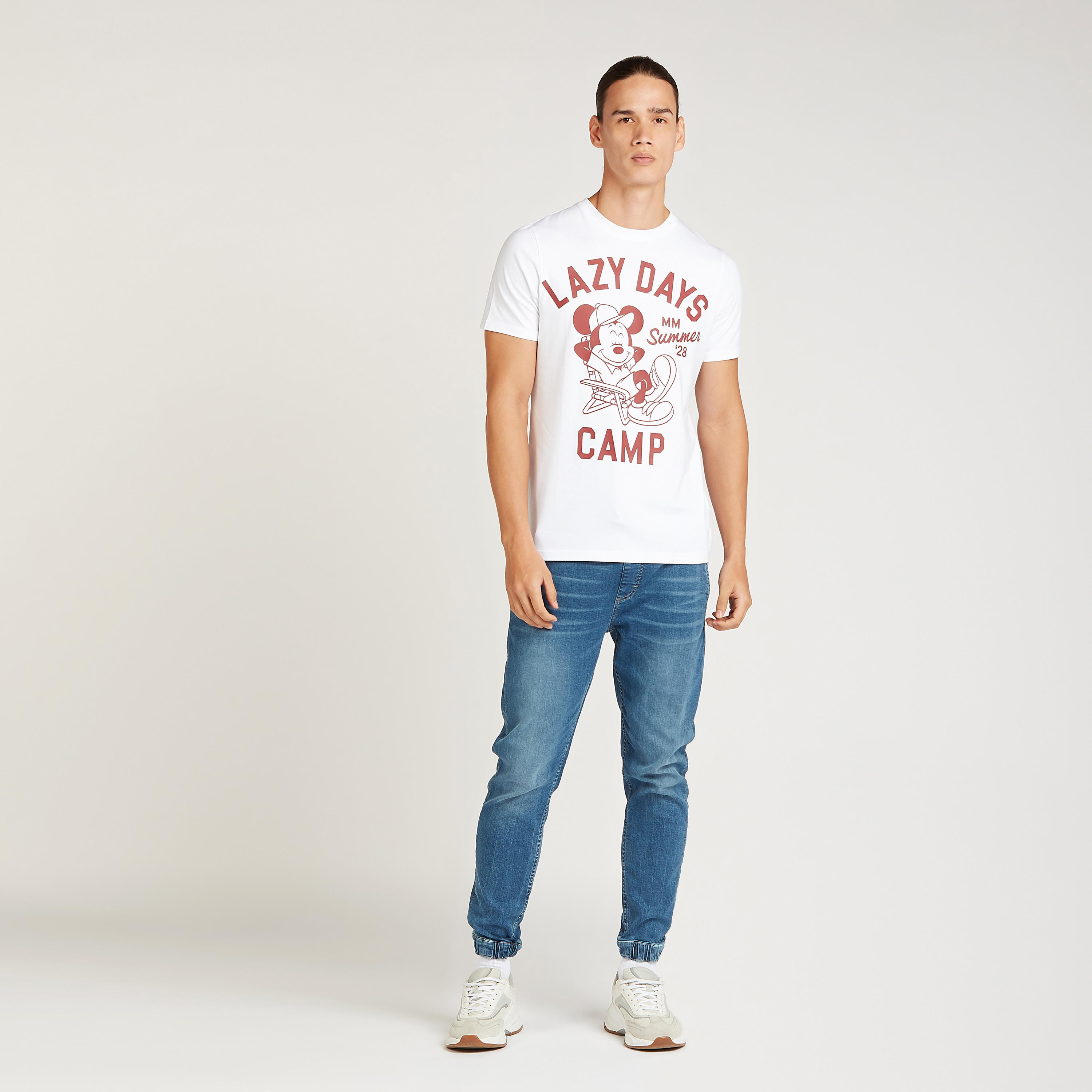 تيشيرت بقصة سليم بياقة ضيقة وأكمام قصيرة وطبعات ميكي ماوس-men-clothing-tshirtsandpolos-tshirts-image-2