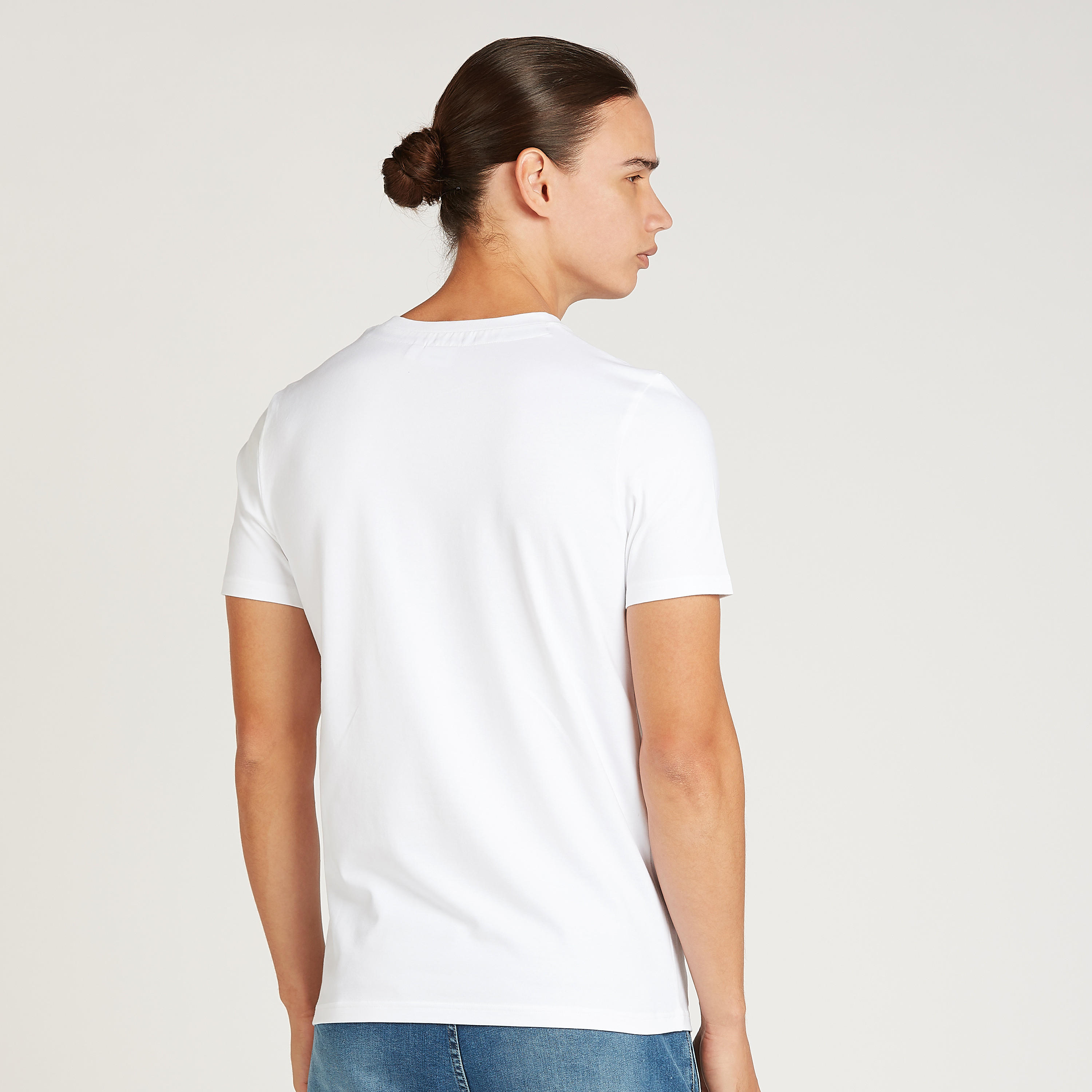 تيشيرت بقصة سليم بياقة ضيقة وأكمام قصيرة وطبعات ميكي ماوس-men-clothing-tshirtsandpolos-tshirts-image-4
