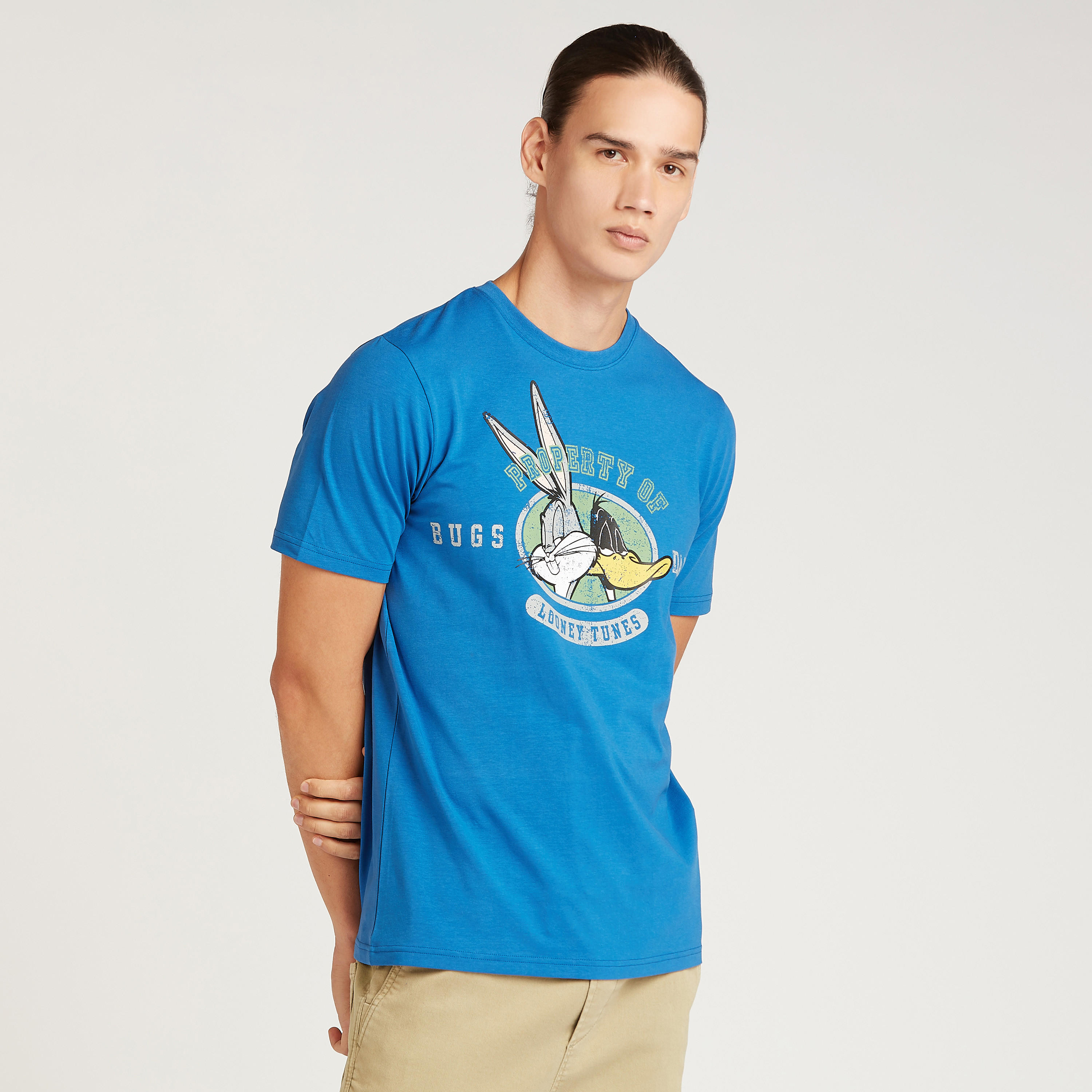تيشيرت بياقة ضيقة وأكمام قصيرة وطبعات لوني تيونز-men-clothing-tshirtsandpolos-tshirts-image-1