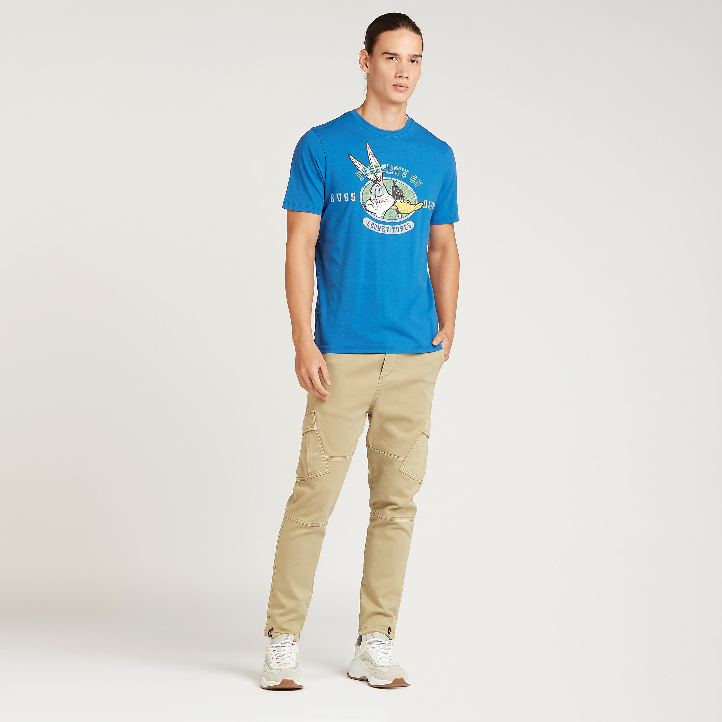 تيشيرت بياقة ضيقة وأكمام قصيرة وطبعات لوني تيونز-men-clothing-tshirtsandpolos-tshirts-image-2