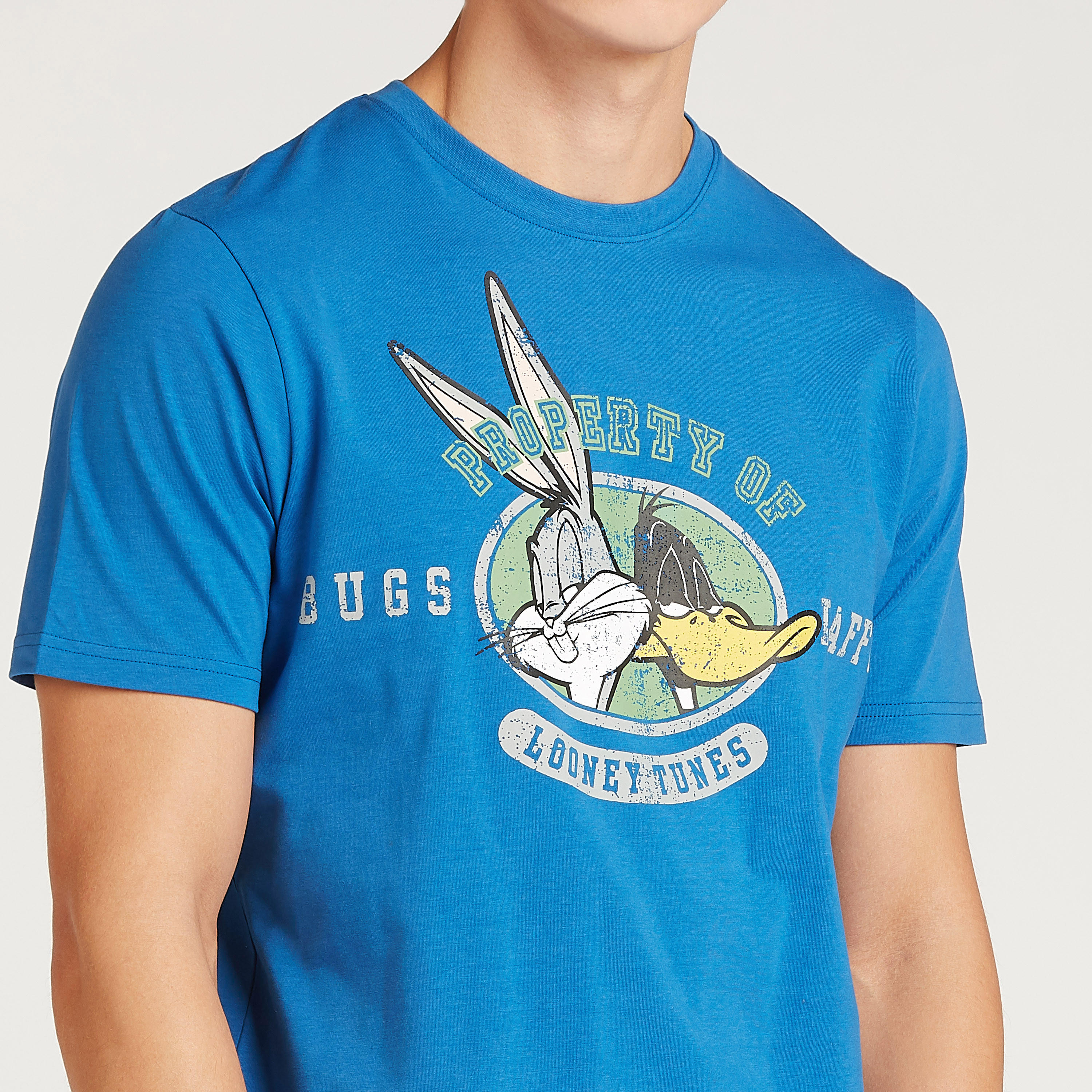 تيشيرت بياقة ضيقة وأكمام قصيرة وطبعات لوني تيونز-men-clothing-tshirtsandpolos-tshirts-image-3