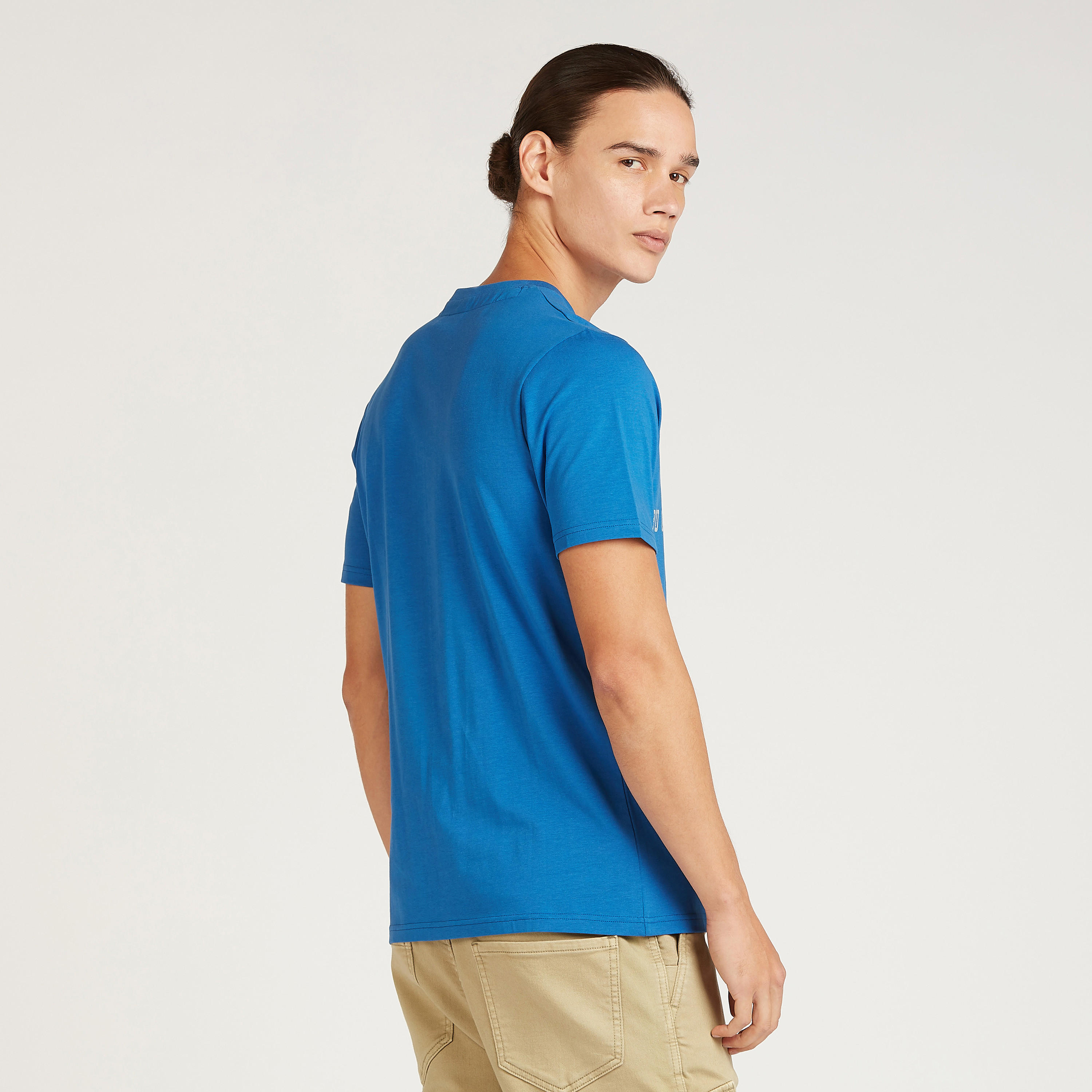 تيشيرت بياقة ضيقة وأكمام قصيرة وطبعات لوني تيونز-men-clothing-tshirtsandpolos-tshirts-image-4