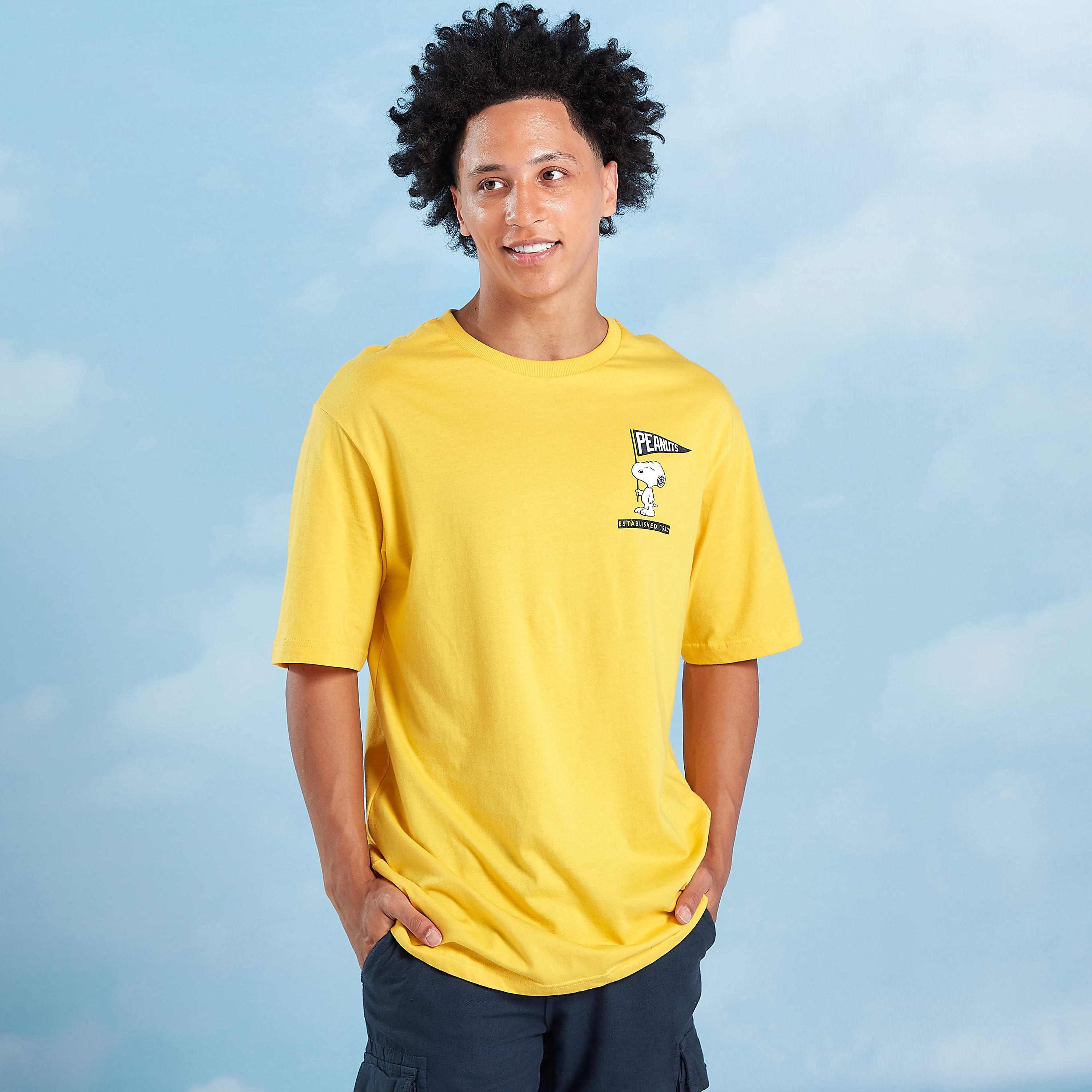 تيشيرت سليم بياقة ضيقة وأكمام قصيرة وطبعات سنوبي-men-clothing-tshirtsandpolos-tshirts-image-1