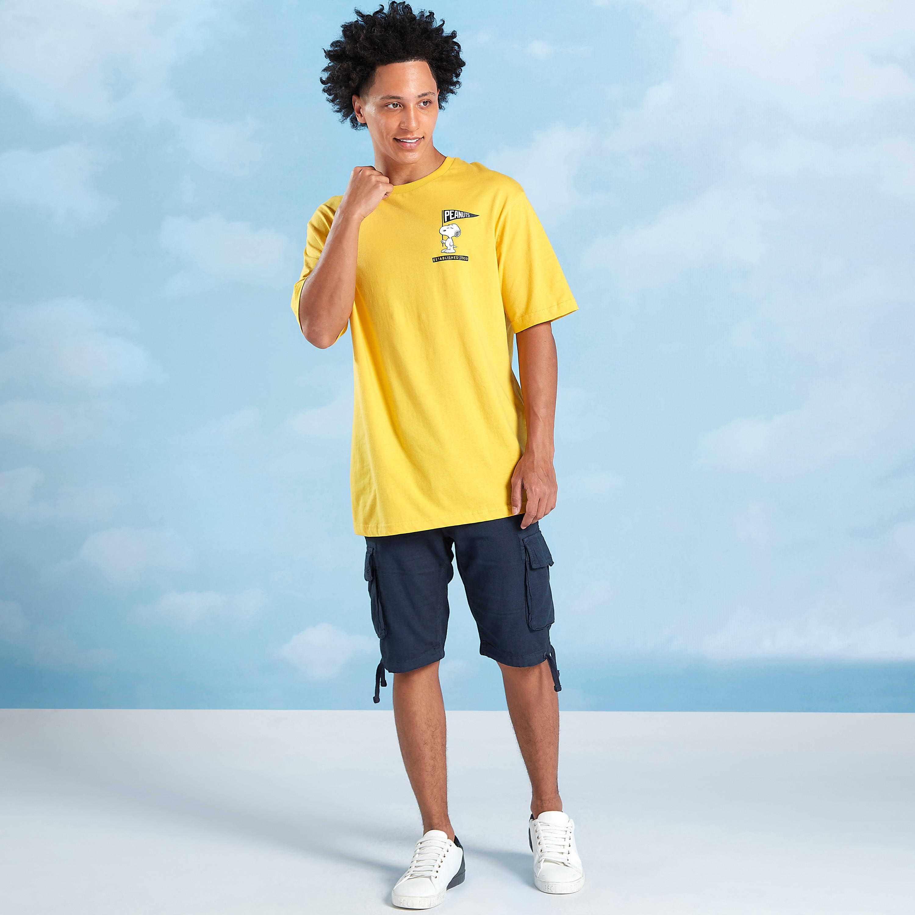 تيشيرت سليم بياقة ضيقة وأكمام قصيرة وطبعات سنوبي-men-clothing-tshirtsandpolos-tshirts-image-2