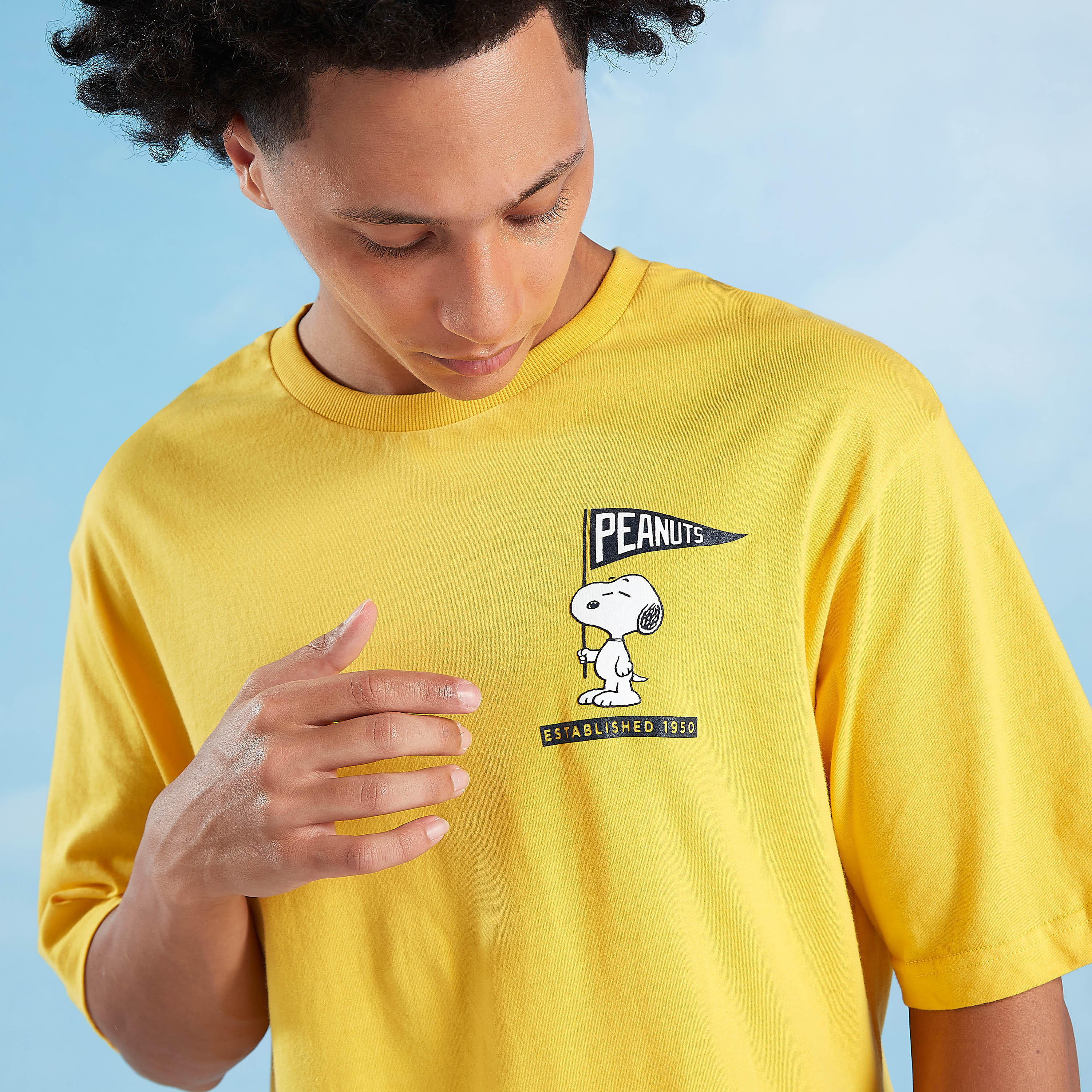 تيشيرت سليم بياقة ضيقة وأكمام قصيرة وطبعات سنوبي-men-clothing-tshirtsandpolos-tshirts-image-3