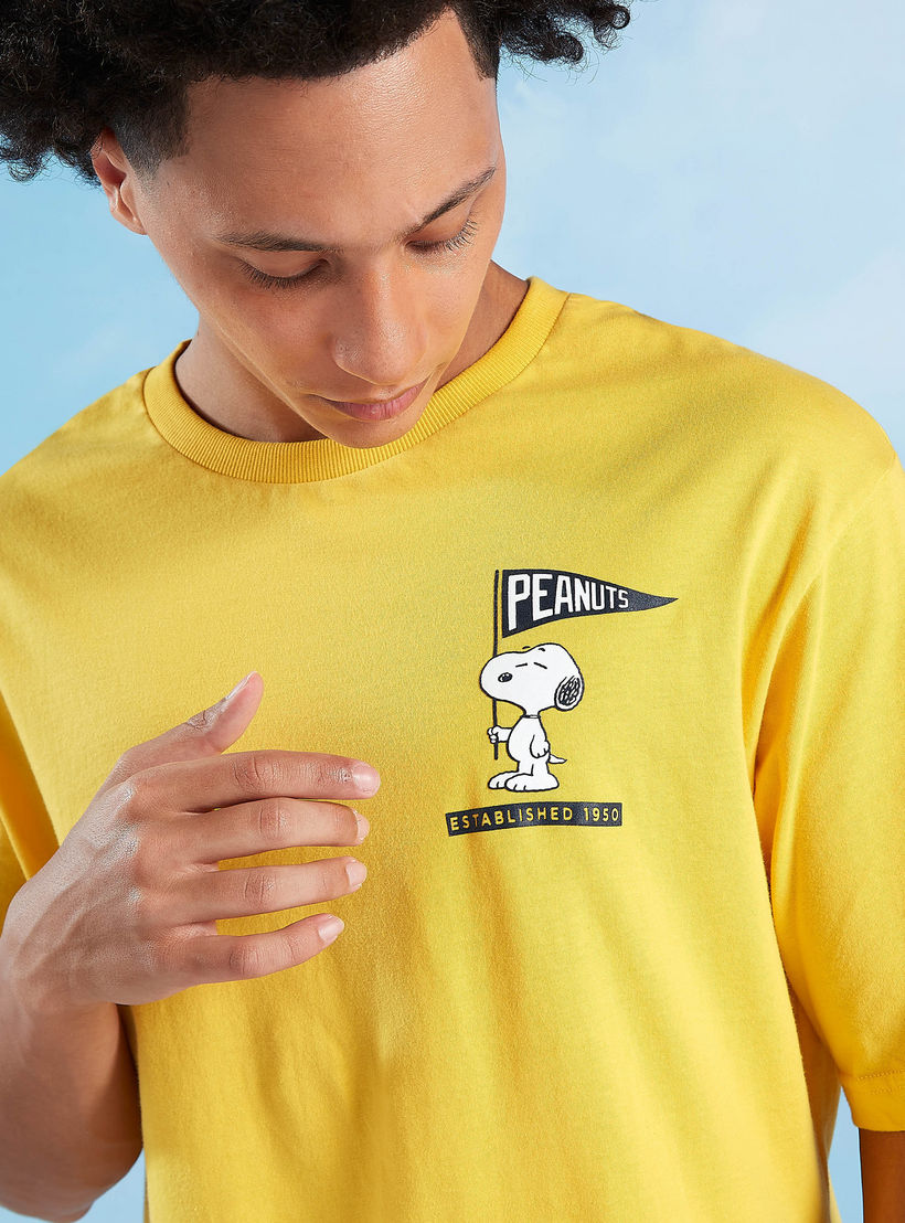 تيشيرت سليم بياقة ضيقة وأكمام قصيرة وطبعات سنوبي-men-clothing-tshirtsandpolos-tshirts-image-3