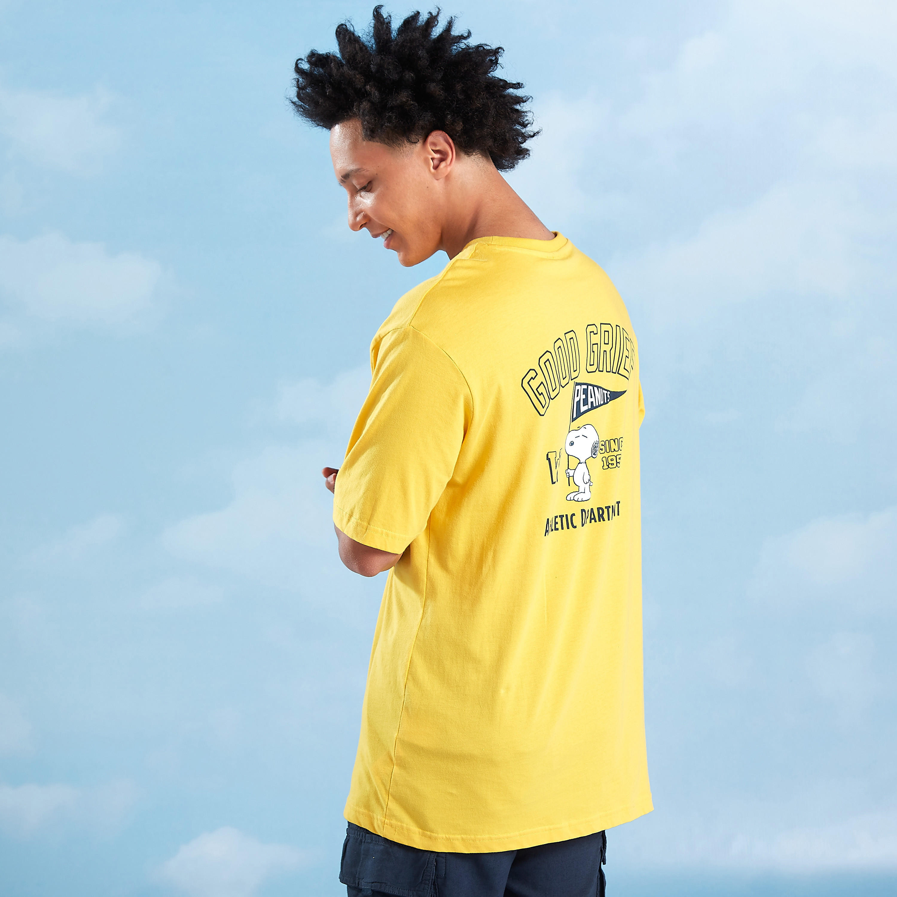 تيشيرت سليم بياقة ضيقة وأكمام قصيرة وطبعات سنوبي-men-clothing-tshirtsandpolos-tshirts-image-4