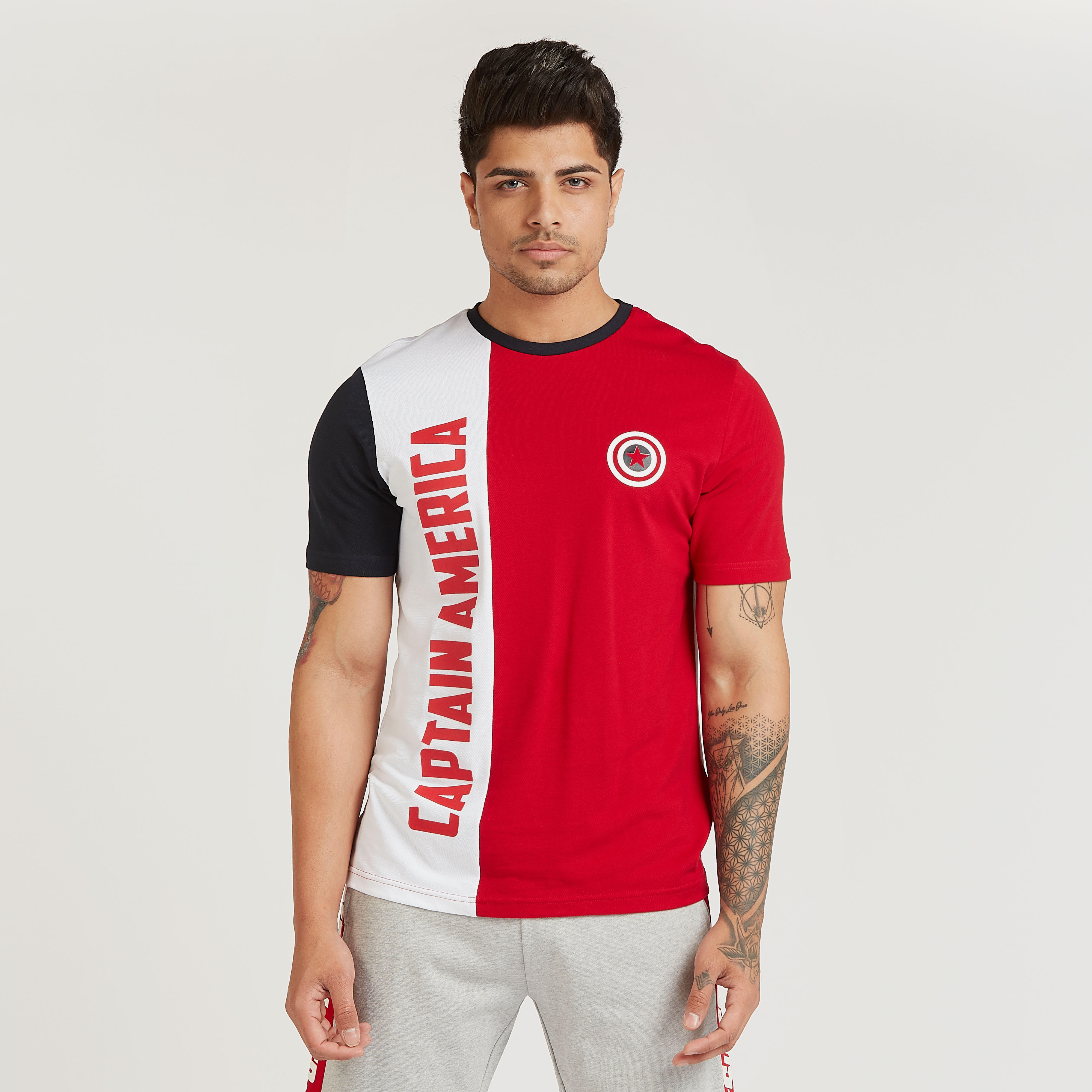 تيشيرت بقصة سليم بأكمام قصيرة وياقة ضيقة وطبعات كابتن أمريكا-men-clothing-tshirtsandpolos-tshirts-image-1