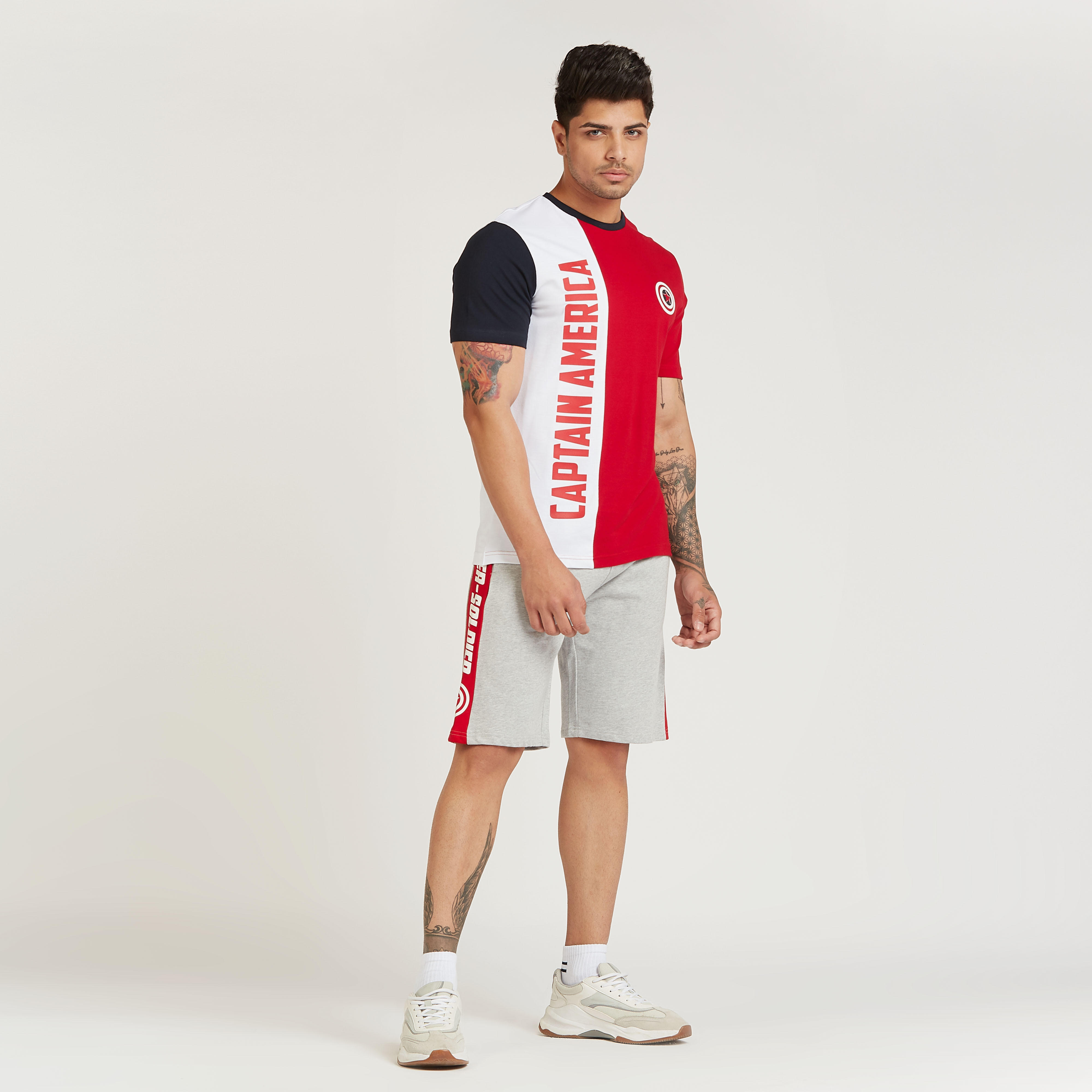 تيشيرت بقصة سليم بأكمام قصيرة وياقة ضيقة وطبعات كابتن أمريكا-men-clothing-tshirtsandpolos-tshirts-image-2