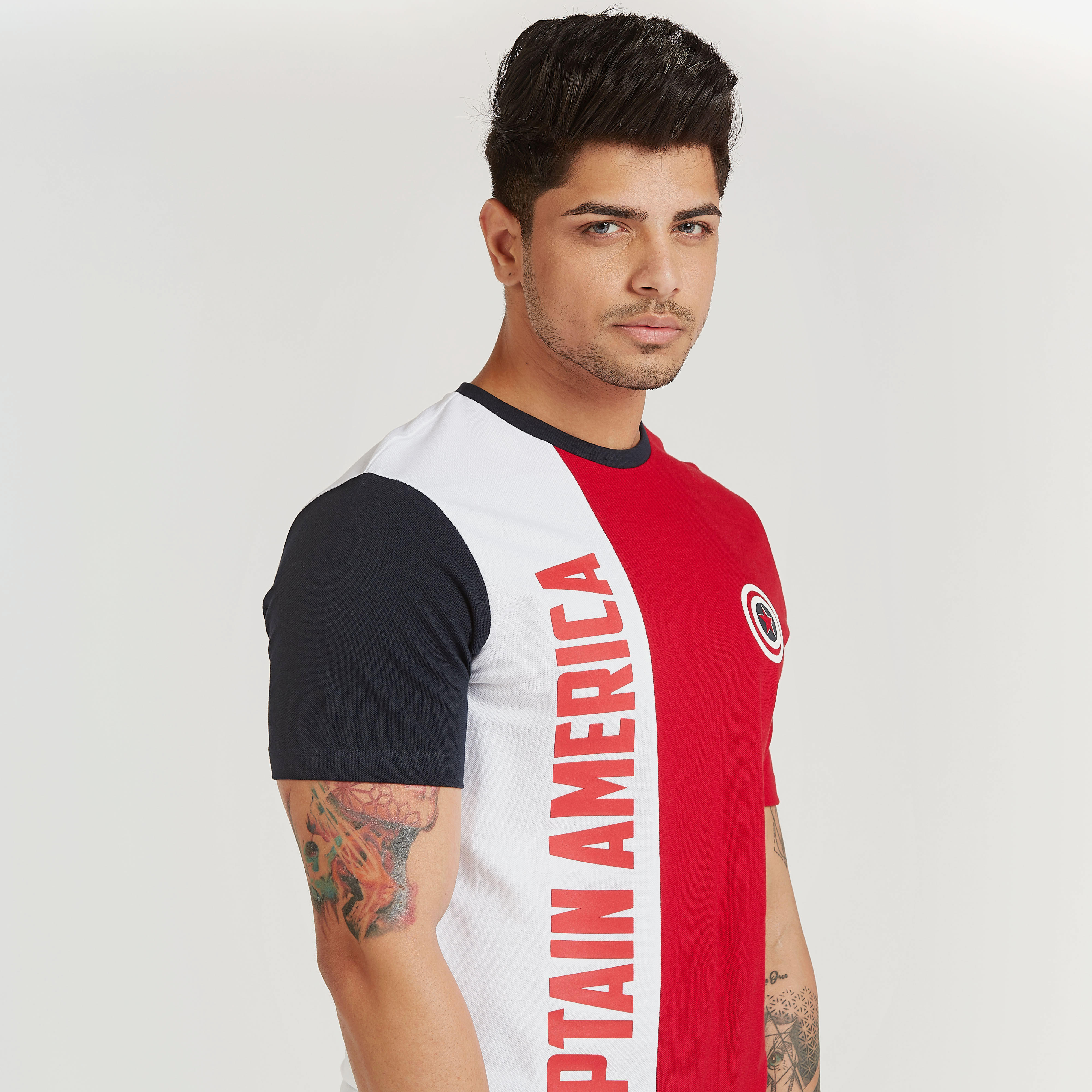 تيشيرت بقصة سليم بأكمام قصيرة وياقة ضيقة وطبعات كابتن أمريكا-men-clothing-tshirtsandpolos-tshirts-image-3
