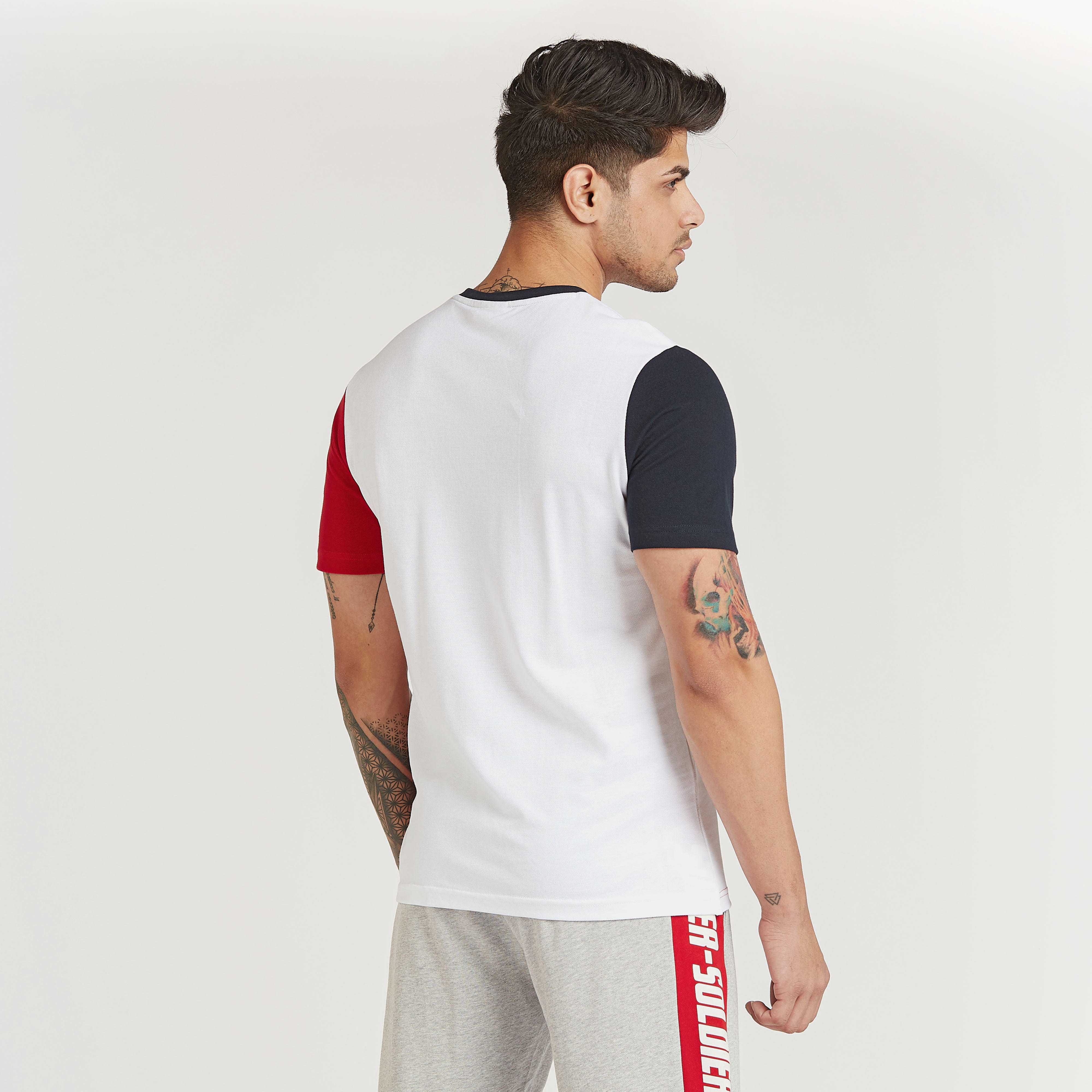 تيشيرت بقصة سليم بأكمام قصيرة وياقة ضيقة وطبعات كابتن أمريكا-men-clothing-tshirtsandpolos-tshirts-image-4