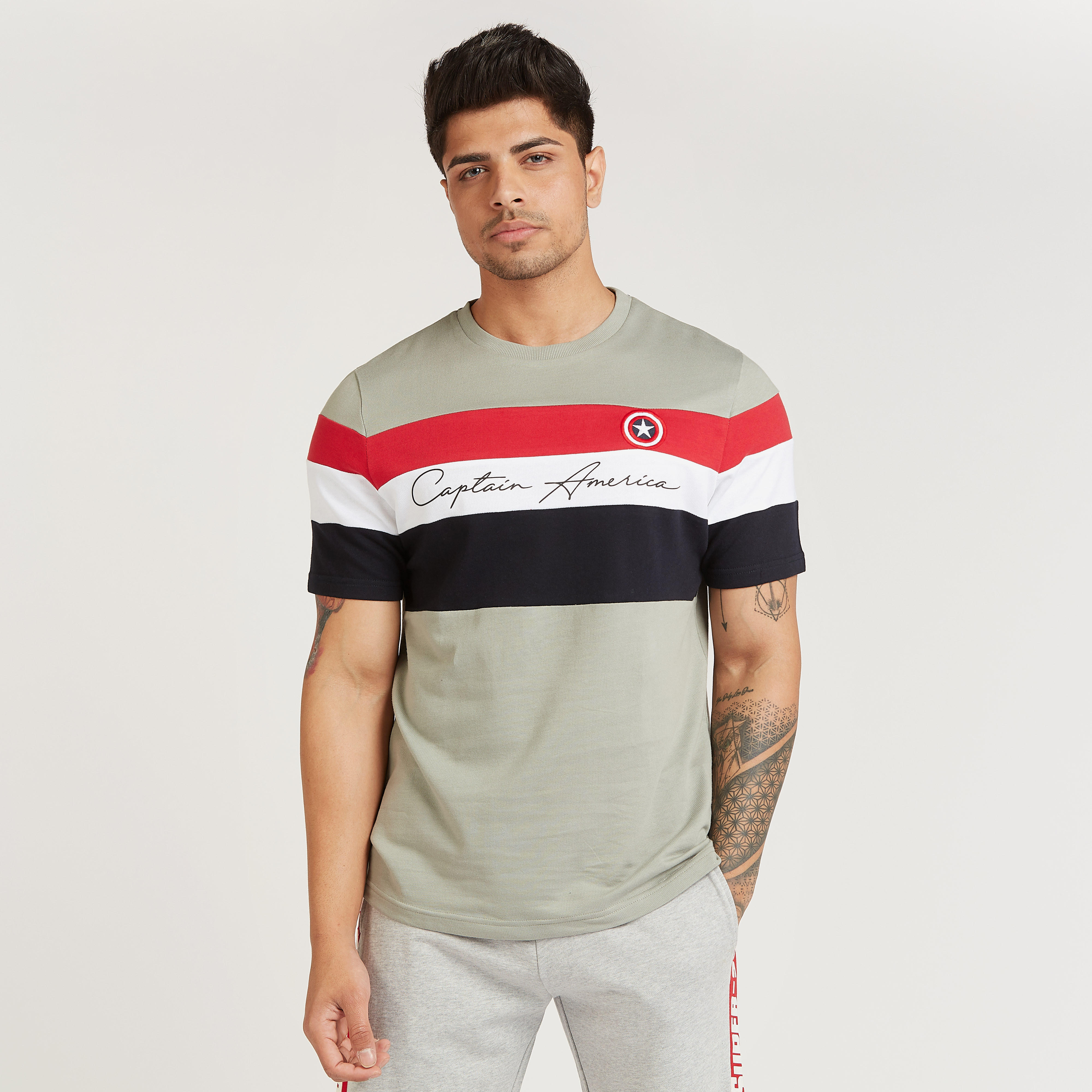 تيشيرت بقصة سليم بأكمام قصيرة وياقة ضيقة وطبعات كابتن أمريكا-men-clothing-tshirtsandpolos-tshirts-image-1