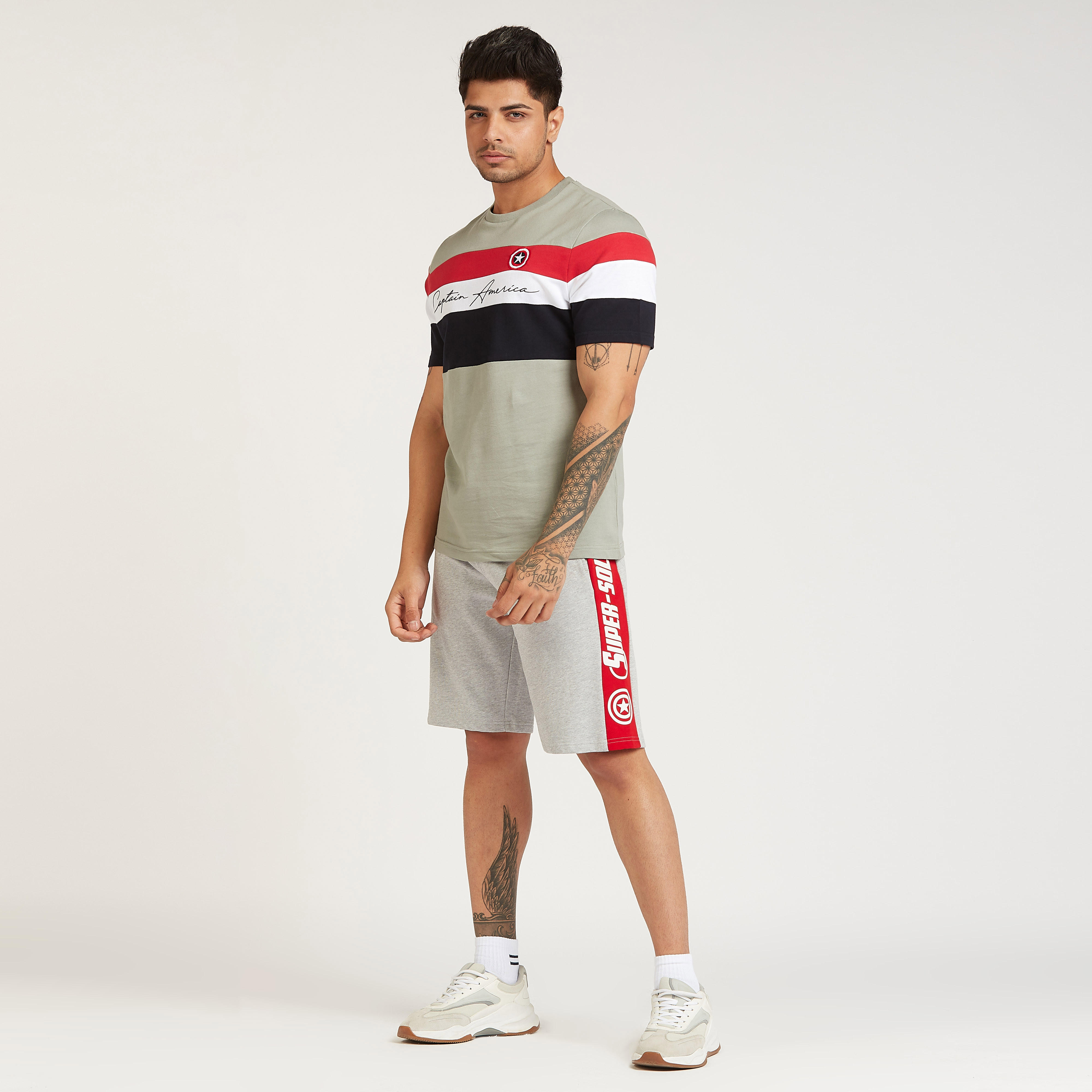 تيشيرت بقصة سليم بأكمام قصيرة وياقة ضيقة وطبعات كابتن أمريكا-men-clothing-tshirtsandpolos-tshirts-image-2