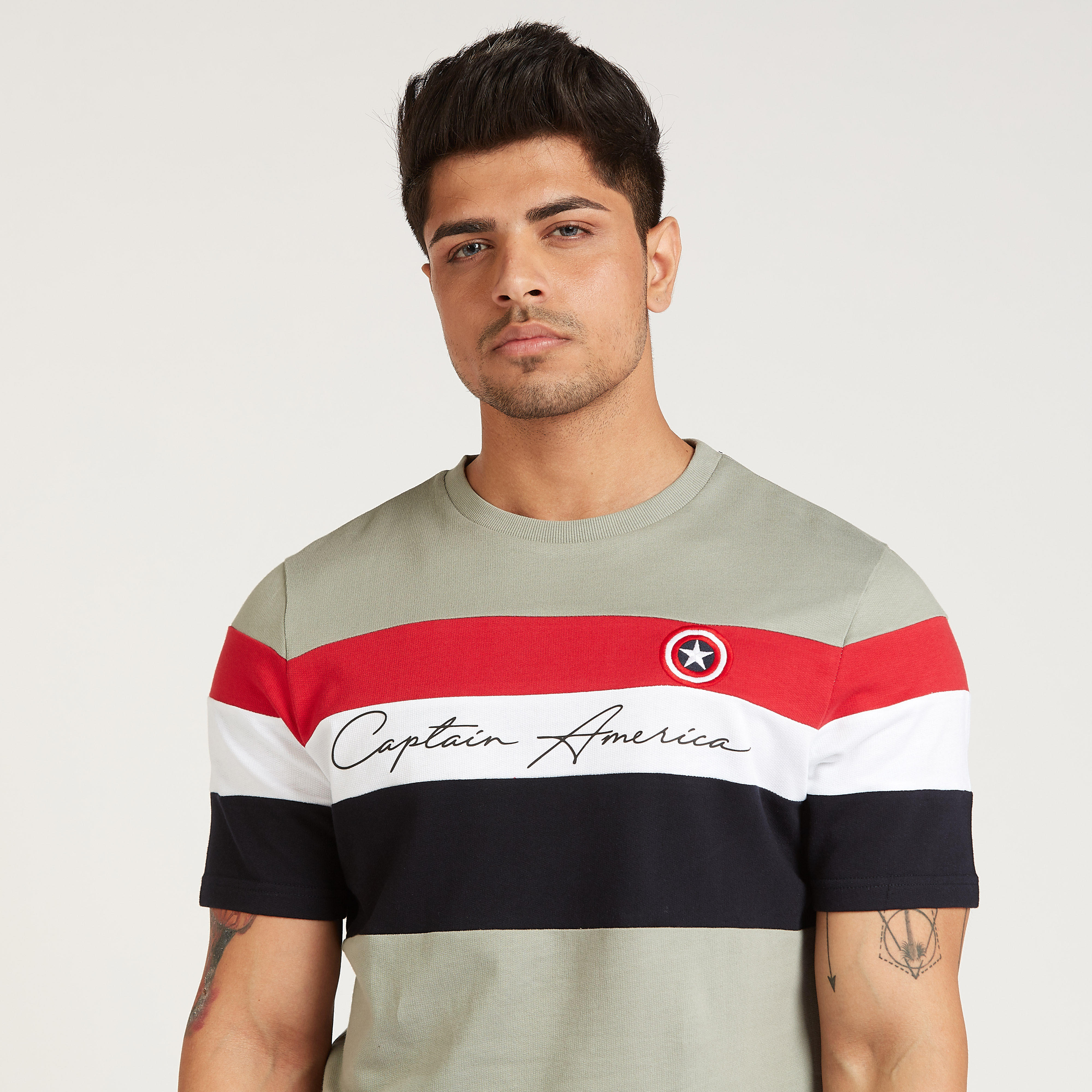 تيشيرت بقصة سليم بأكمام قصيرة وياقة ضيقة وطبعات كابتن أمريكا-men-clothing-tshirtsandpolos-tshirts-image-3