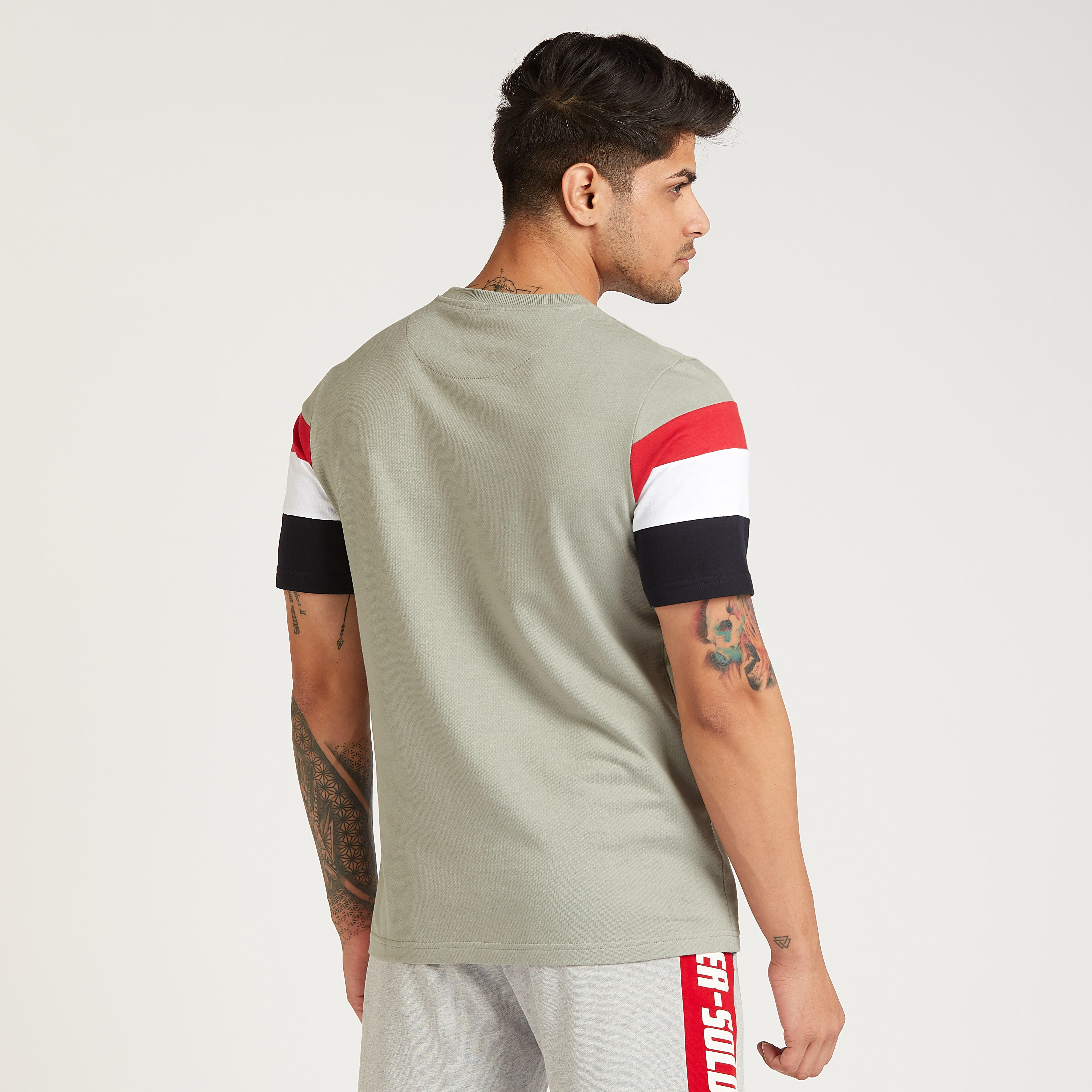 تيشيرت بقصة سليم بأكمام قصيرة وياقة ضيقة وطبعات كابتن أمريكا-men-clothing-tshirtsandpolos-tshirts-image-4