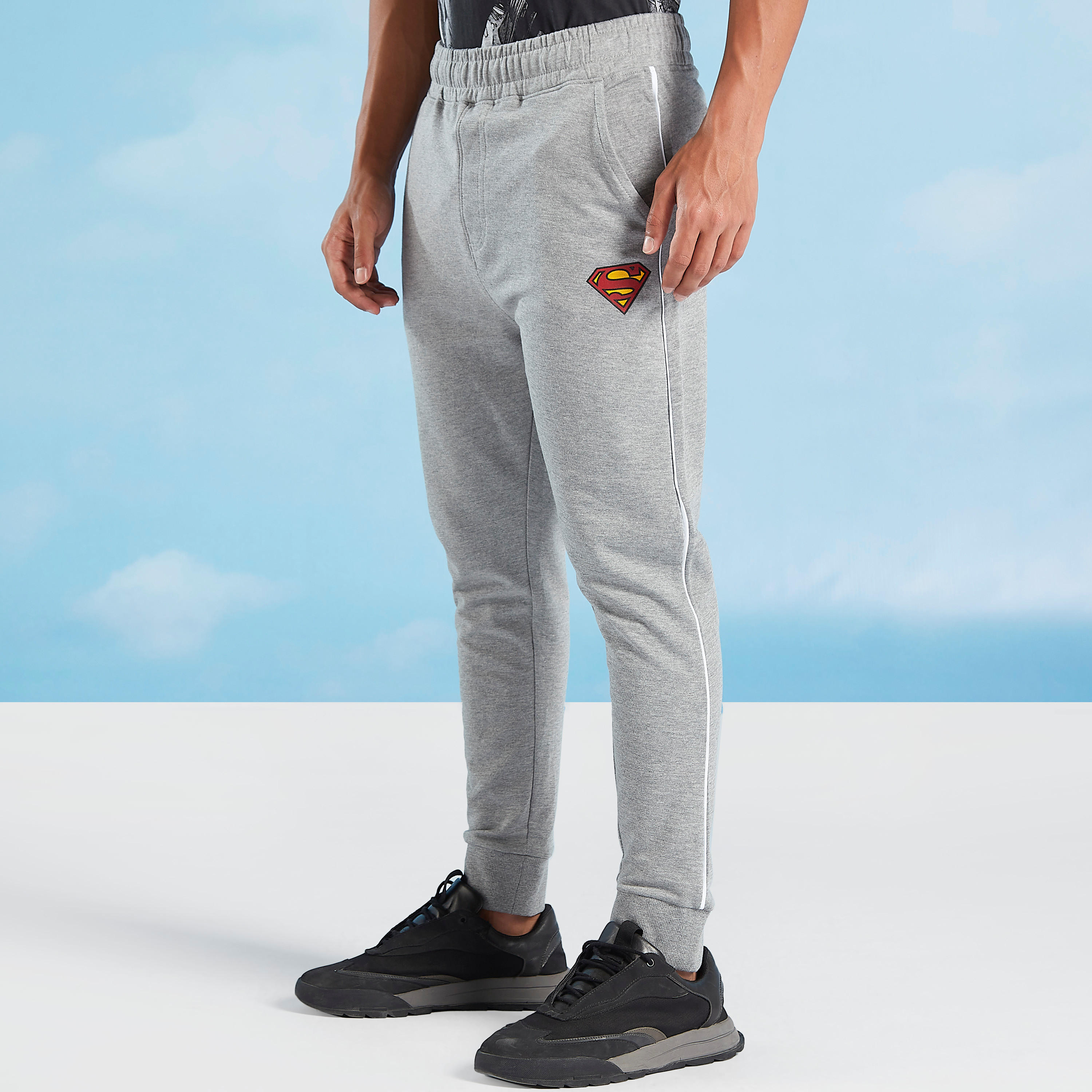 بنطلون رياضي مستدام بخصر مطاطي وجيوب وطبعات-men-clothing-bottoms-joggers-image-1