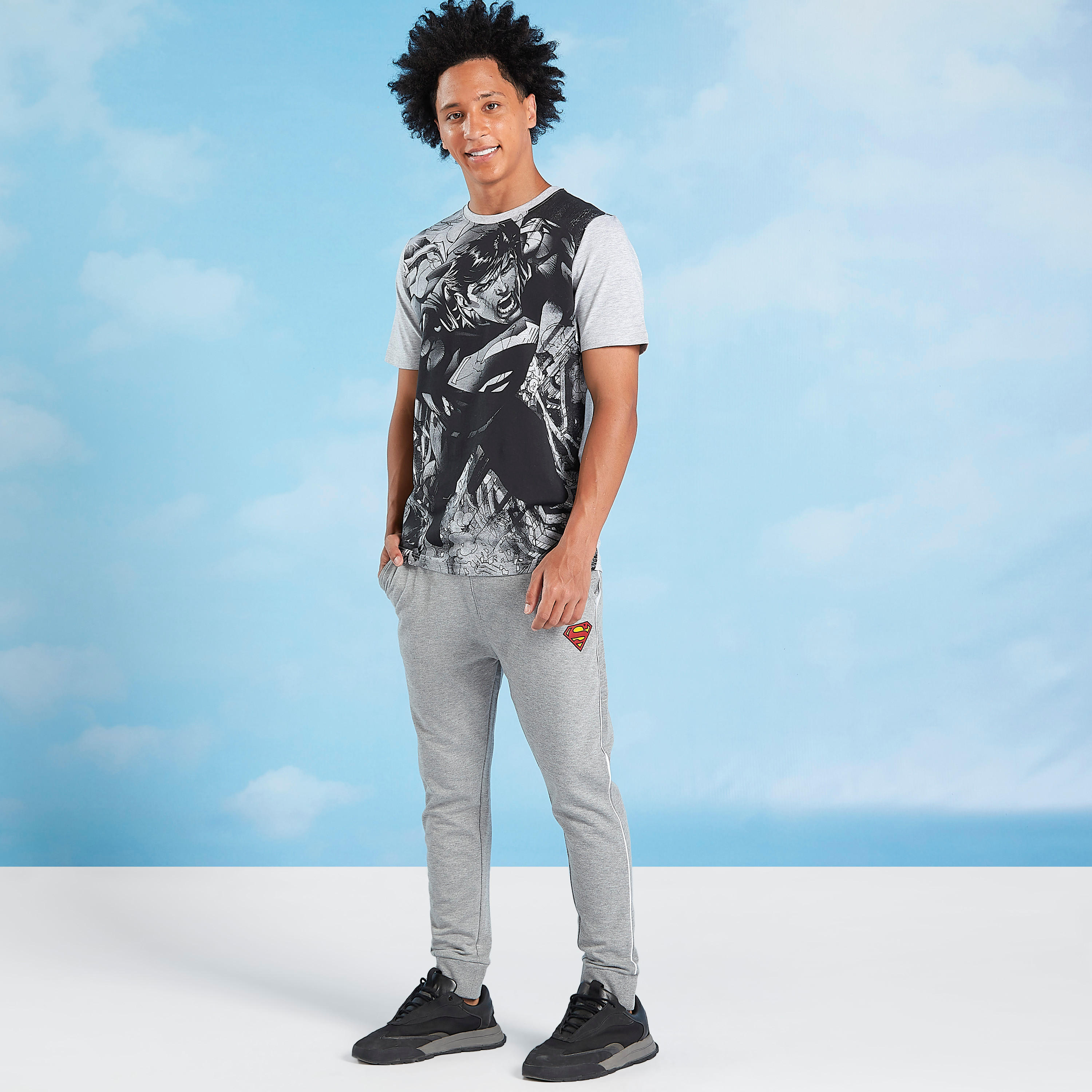 بنطلون رياضي مستدام بخصر مطاطي وجيوب وطبعات-men-clothing-bottoms-joggers-image-2