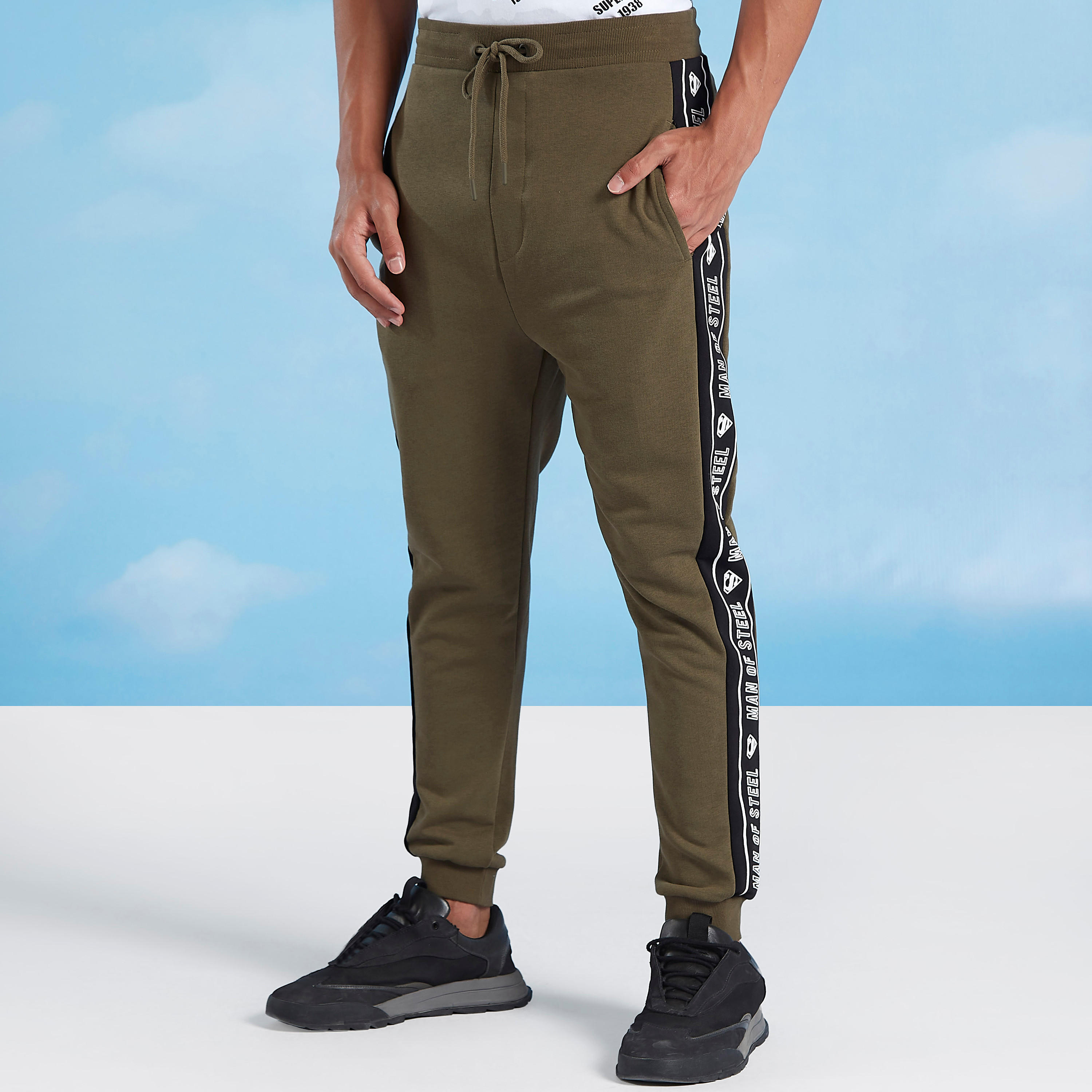 بنطلون رياضي بجيوب وأربطة وطبعات كابتن أمريكا-men-clothing-bottoms-joggers-image-1