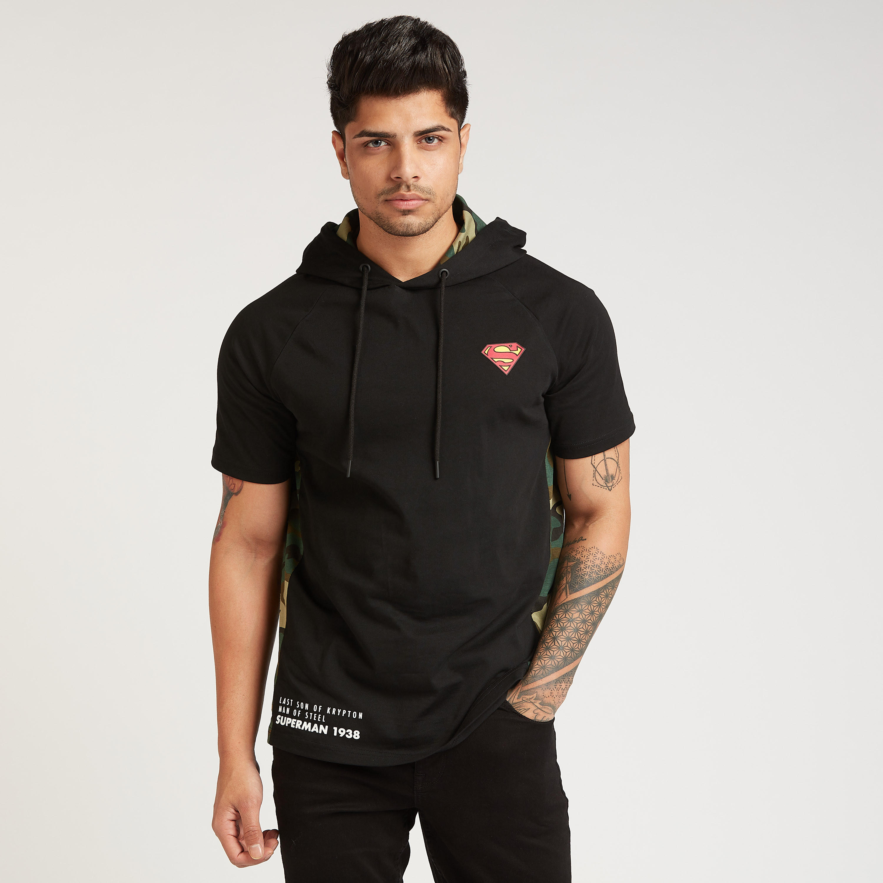 تيشيرت بقصة سليم بأكمام قصيرة وقبعة وطبعات سوبر مان-men-clothing-tshirtsandpolos-tshirts-image-1