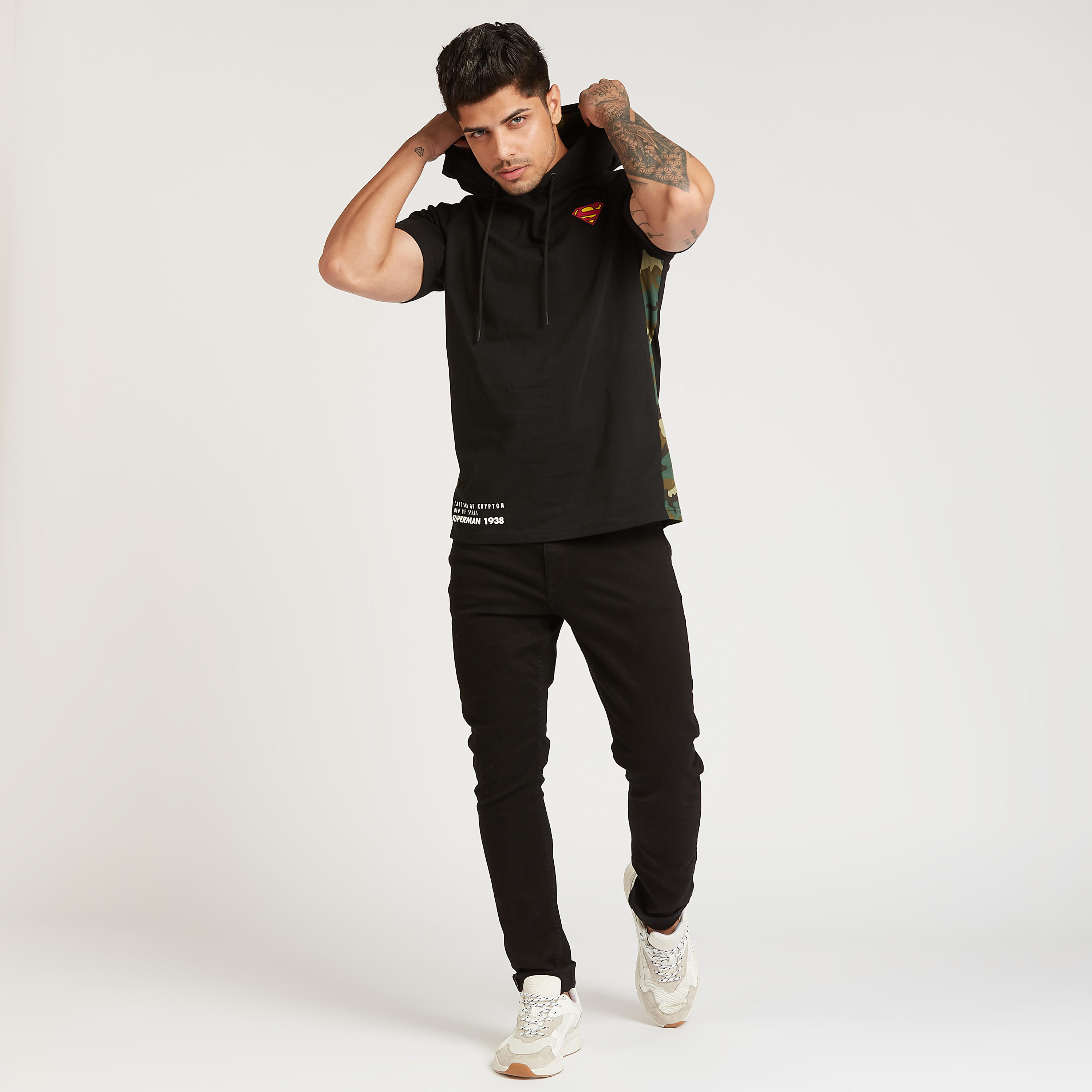 تيشيرت بقصة سليم بأكمام قصيرة وقبعة وطبعات سوبر مان-men-clothing-tshirtsandpolos-tshirts-image-2