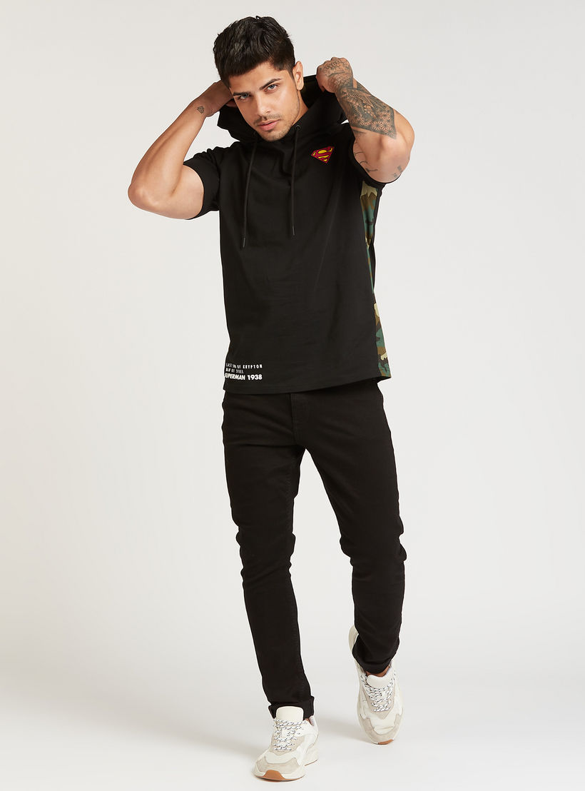 تيشيرت بقصة سليم بأكمام قصيرة وقبعة وطبعات سوبر مان-men-clothing-tshirtsandpolos-tshirts-image-2