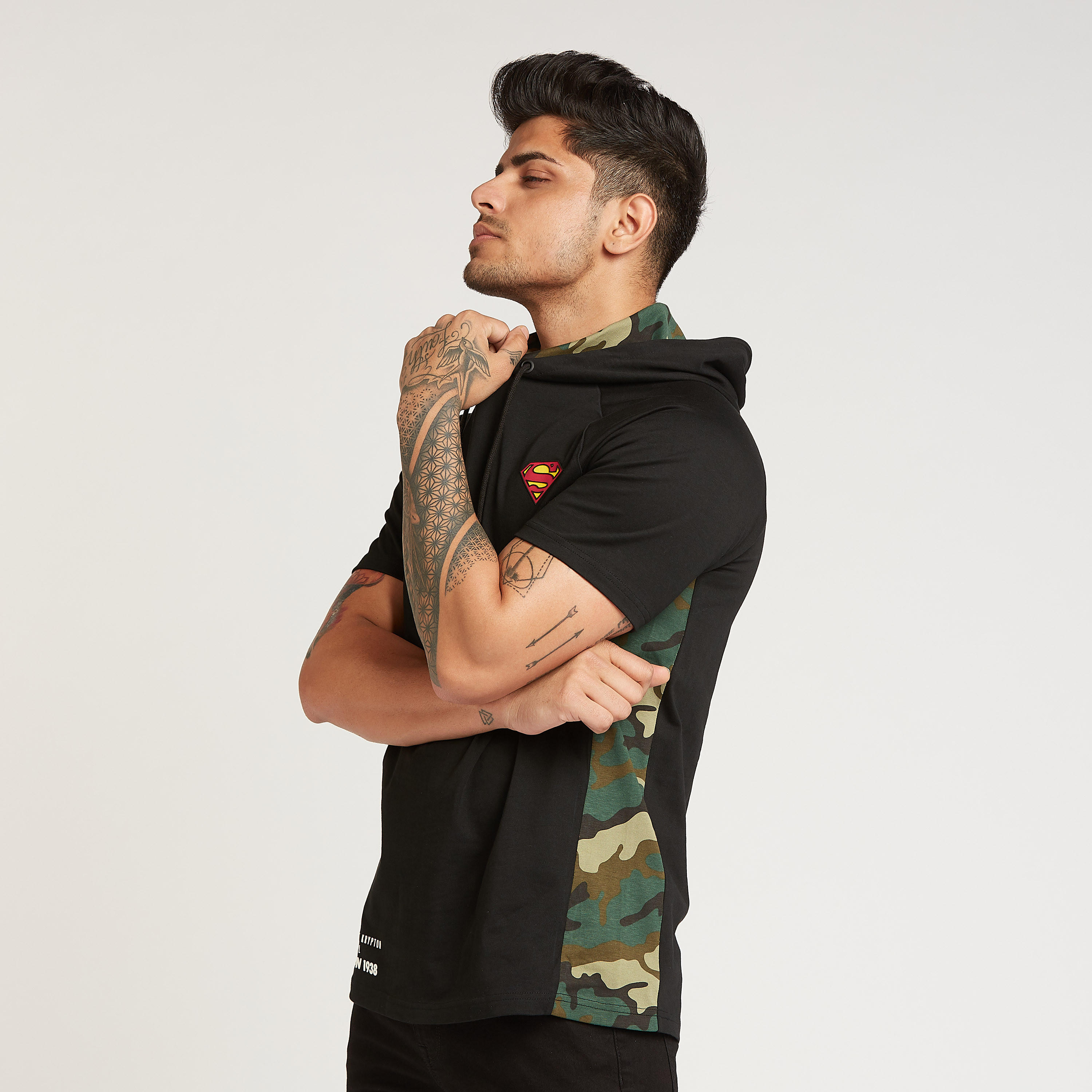 تيشيرت بقصة سليم بأكمام قصيرة وقبعة وطبعات سوبر مان-men-clothing-tshirtsandpolos-tshirts-image-3
