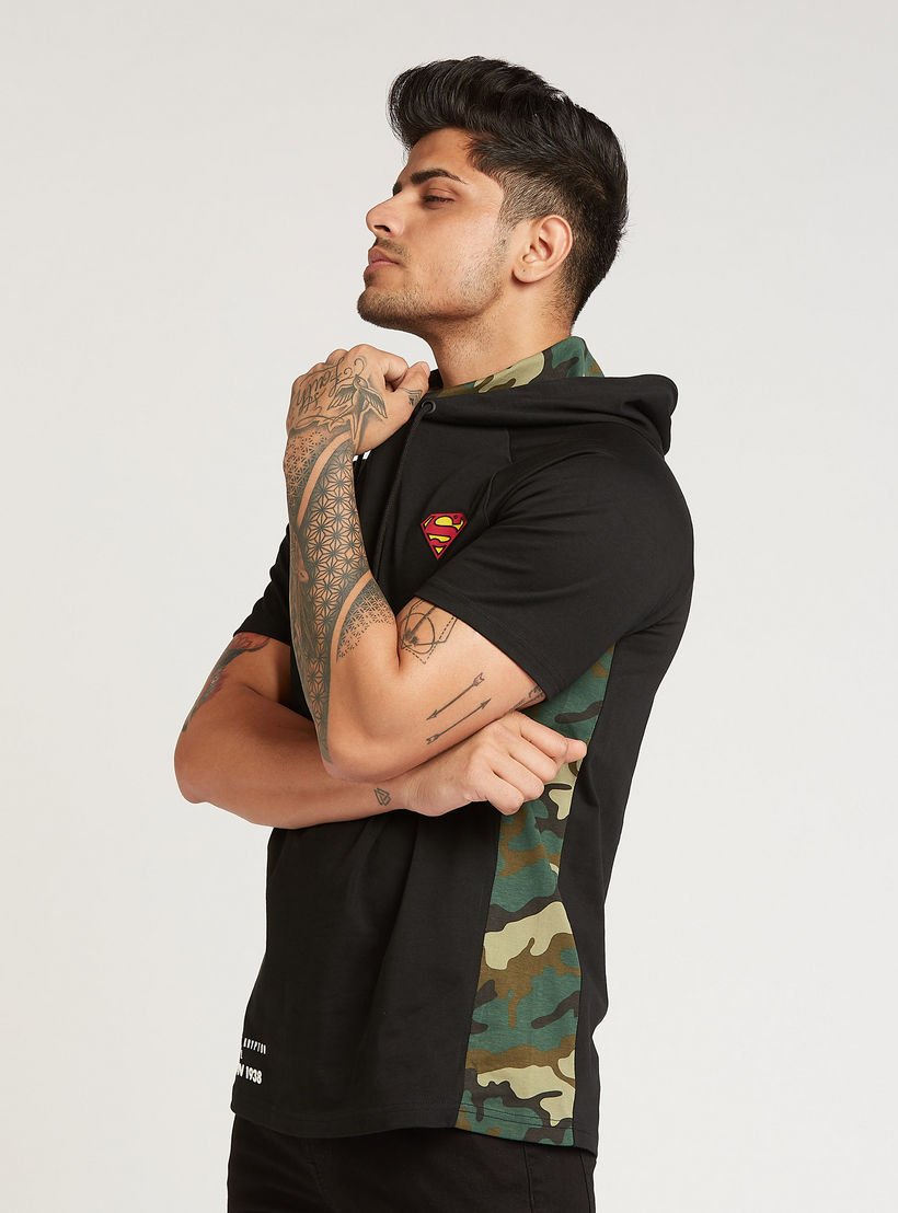 تيشيرت بقصة سليم بأكمام قصيرة وقبعة وطبعات سوبر مان-men-clothing-tshirtsandpolos-tshirts-image-3