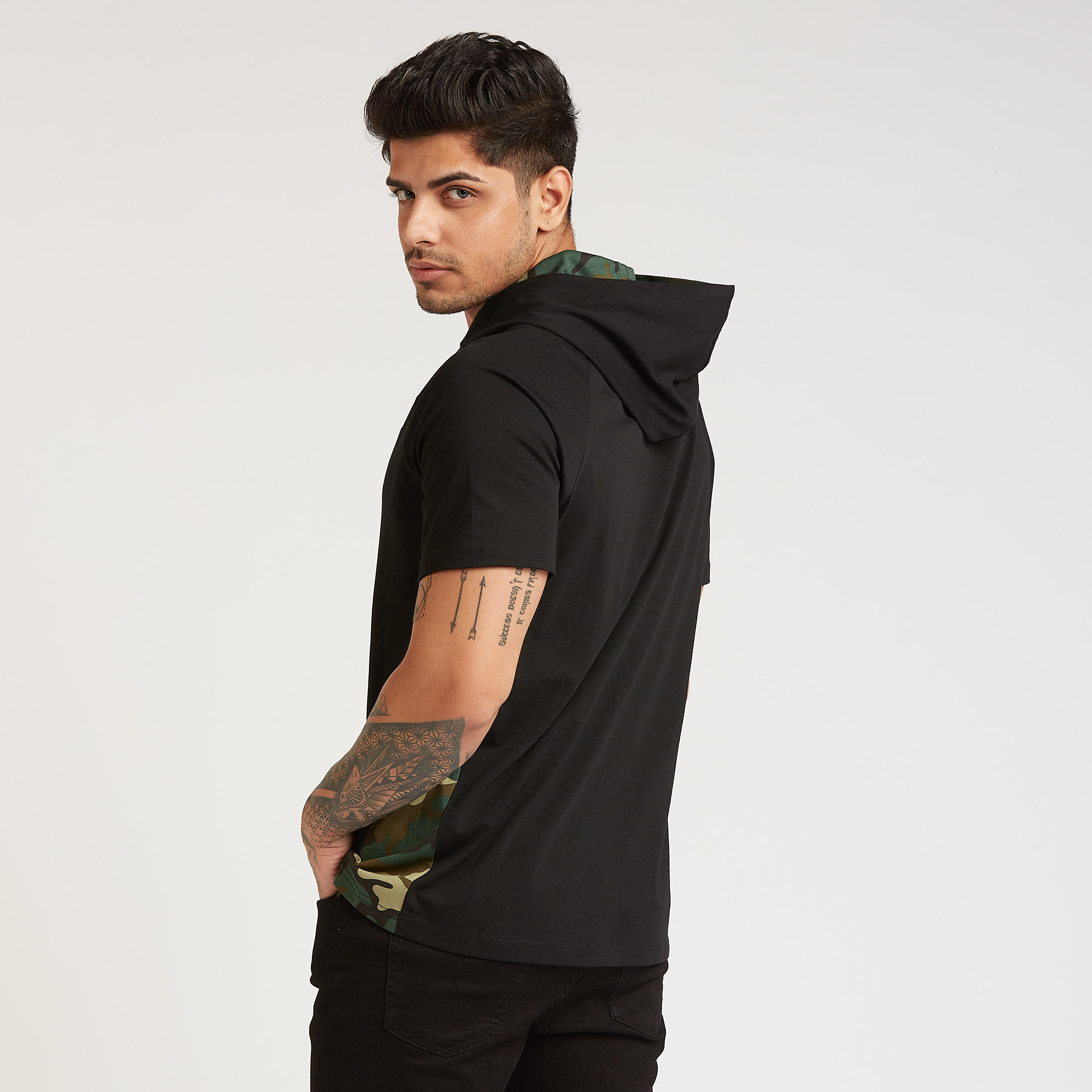 تيشيرت بقصة سليم بأكمام قصيرة وقبعة وطبعات سوبر مان-men-clothing-tshirtsandpolos-tshirts-image-4