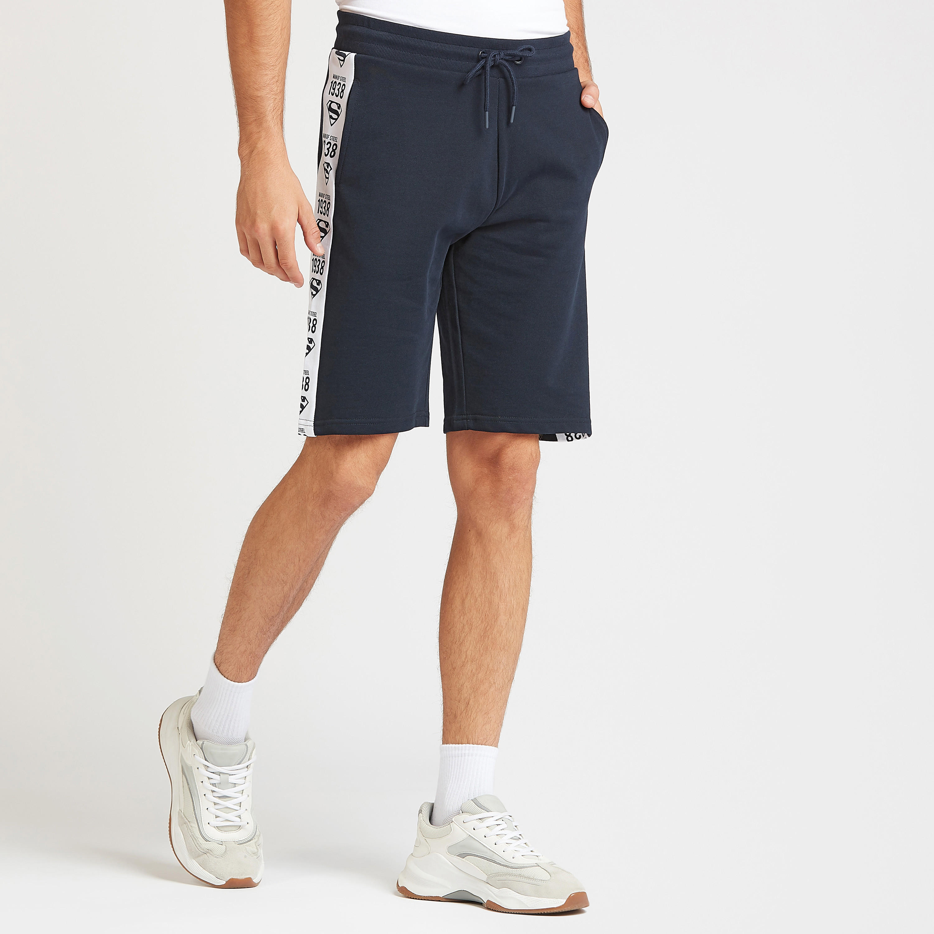 شورت برباط وتفاصيل جيوب وطبعات-men-clothing-bottoms-shorts-image-1