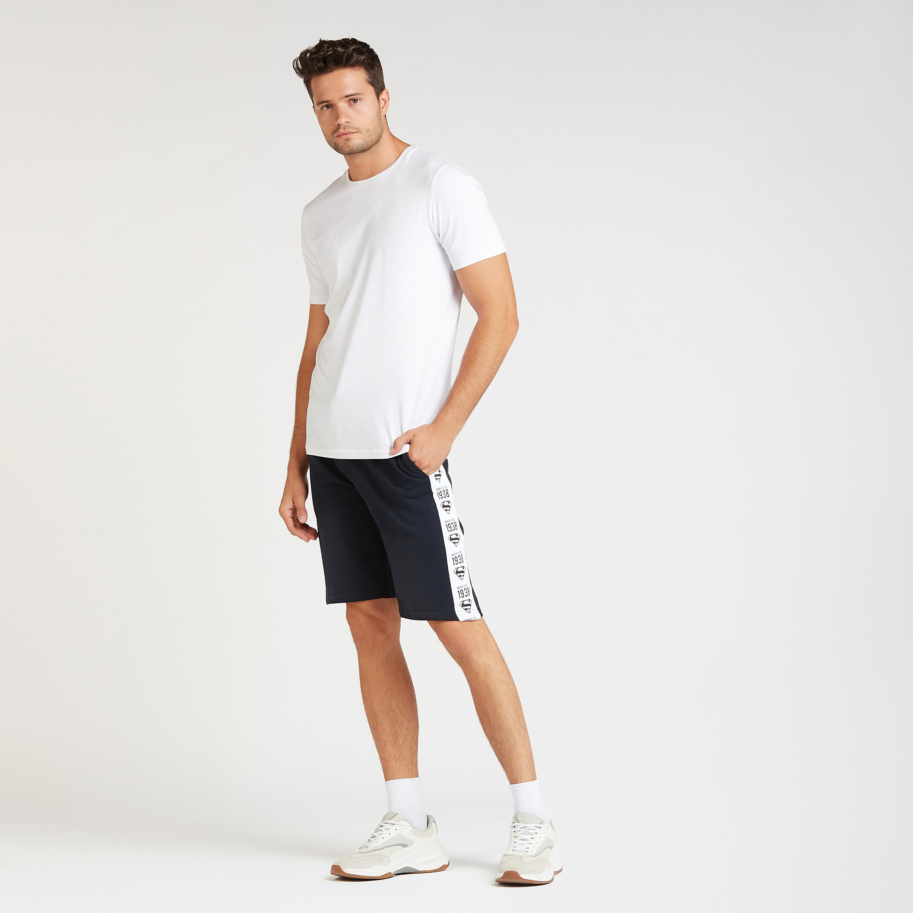شورت برباط وتفاصيل جيوب وطبعات-men-clothing-bottoms-shorts-image-2